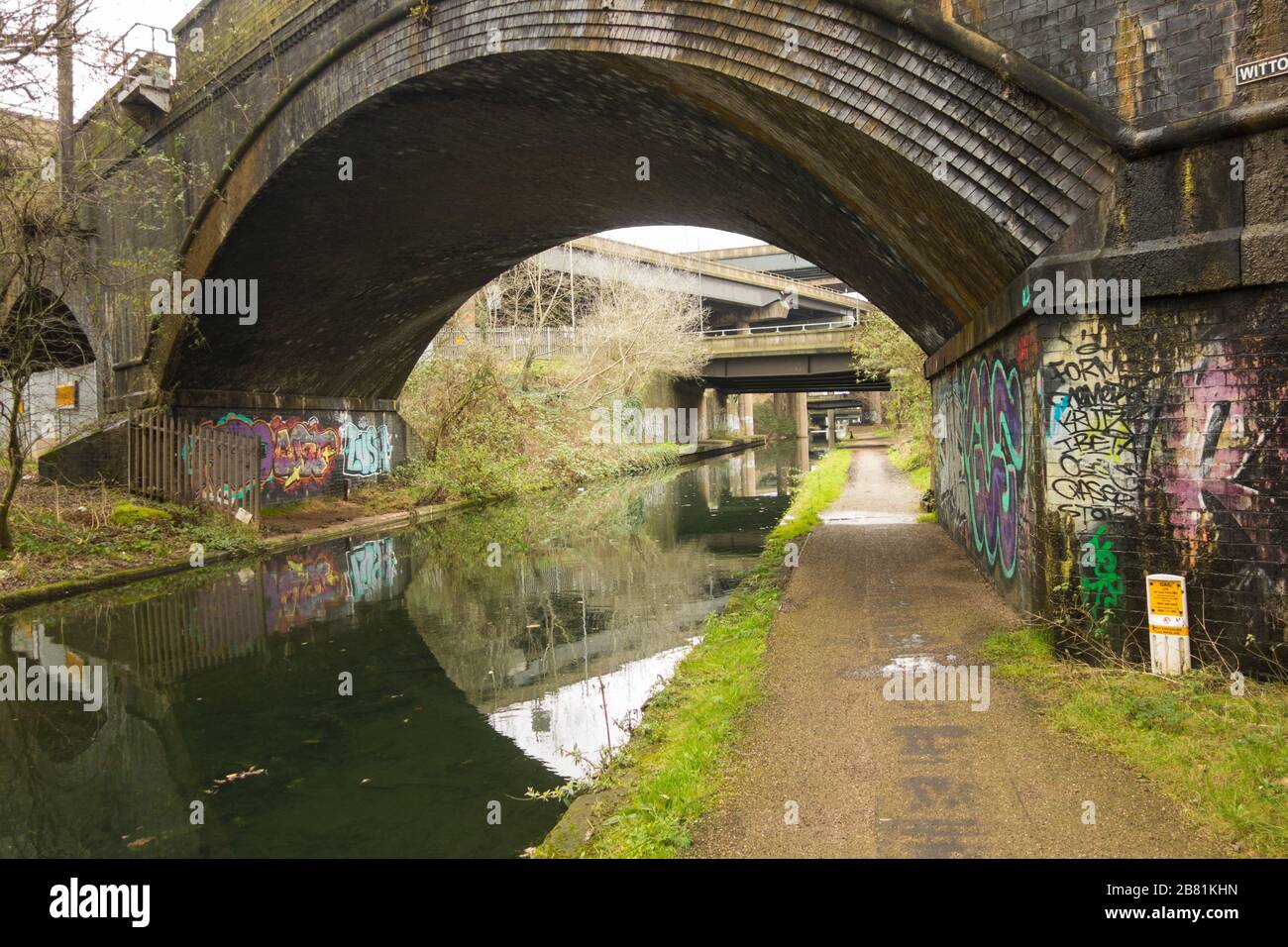 Il canale urbano sotto lo svincolo di Spaghetti a Birmingham Regno Unito Foto Stock