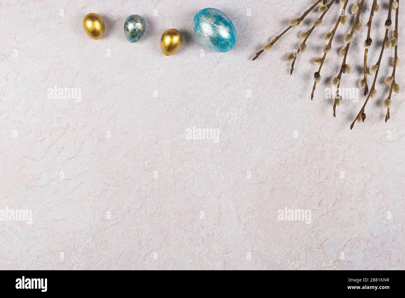 uova di quaglia colorate su sfondo grigio, piatto. Concetto di Pasqua e primavera. Spazio copia, vista dall'alto Foto Stock