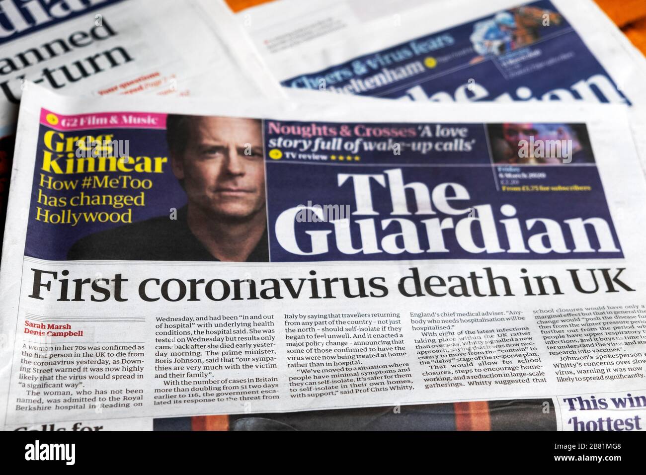"First coronavirus Death in UK" Guardian Covid 19 titolo del giornale sulla prima pagina del 6 marzo 2020 a Londra Inghilterra Regno Unito Foto Stock
