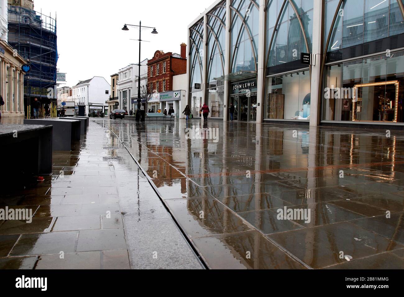 Cheltenham, Regno Unito. 19 marzo 2020. Coronavirus britannico, Covid-19, fuori del deposito di John Lewis su High Street, Cheltenham, Inghilterra, solitamente occupato ma quasi vuoto dovuto il distanziamento sociale e l'auto-isolamento richiesto dal governo britannico durante la pandemia di coronavirus. Credito: Andrew Higgins/Thousand Word Media Ltd/Alamy Live News Foto Stock