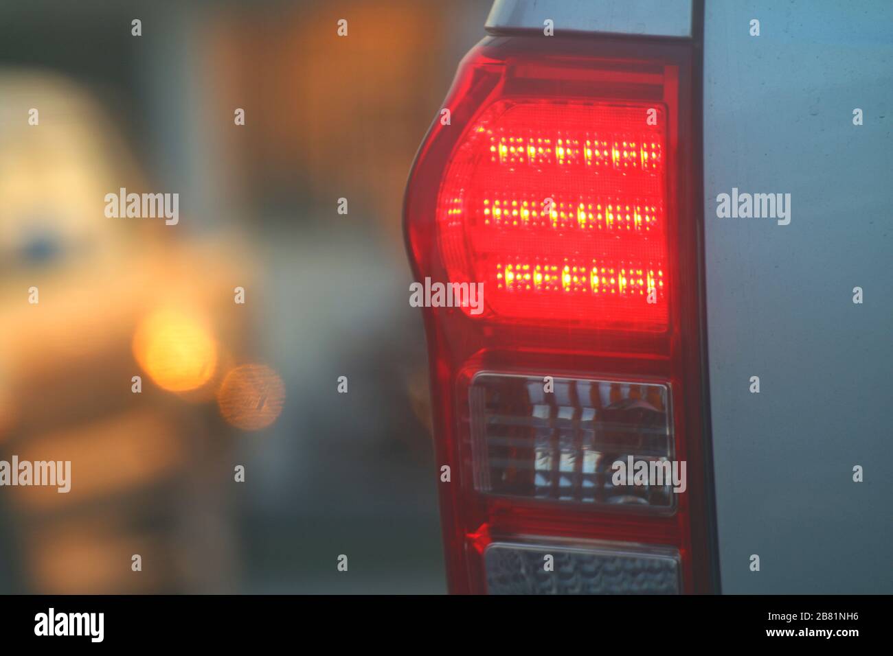 Luci di emergenza lato posteriore auto sera, luci di stop della parte  posteriore della vettura, luci di emergenza auto sulla strada ingorgo Foto  stock - Alamy
