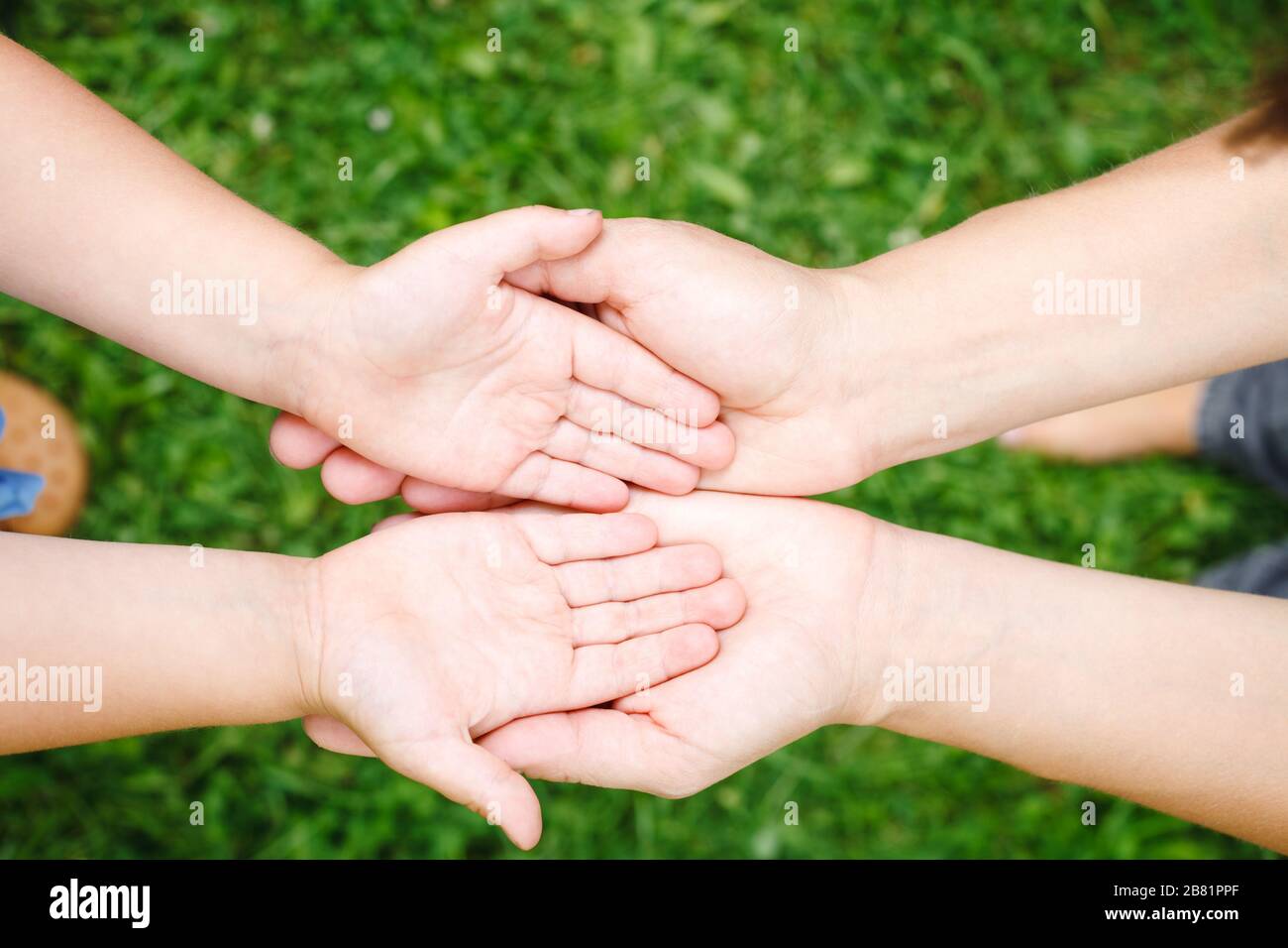 Vista dall'alto della bambina che mostra le sue mani pulite con palme fino alla madre dopo il lavaggio - misure protettive di base contro la diffusione di epi coronavirus Foto Stock