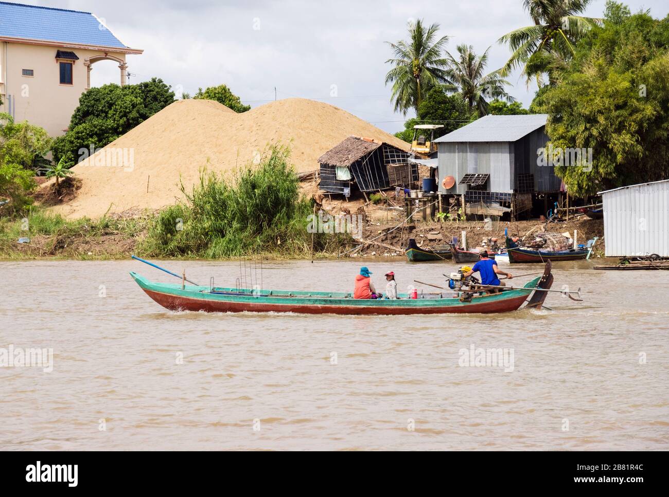 Scena tipica con barca da pesca in villaggio lungo il fiume Mekong. Delta del Mekong, Cambogia, sud-est asiatico Foto Stock