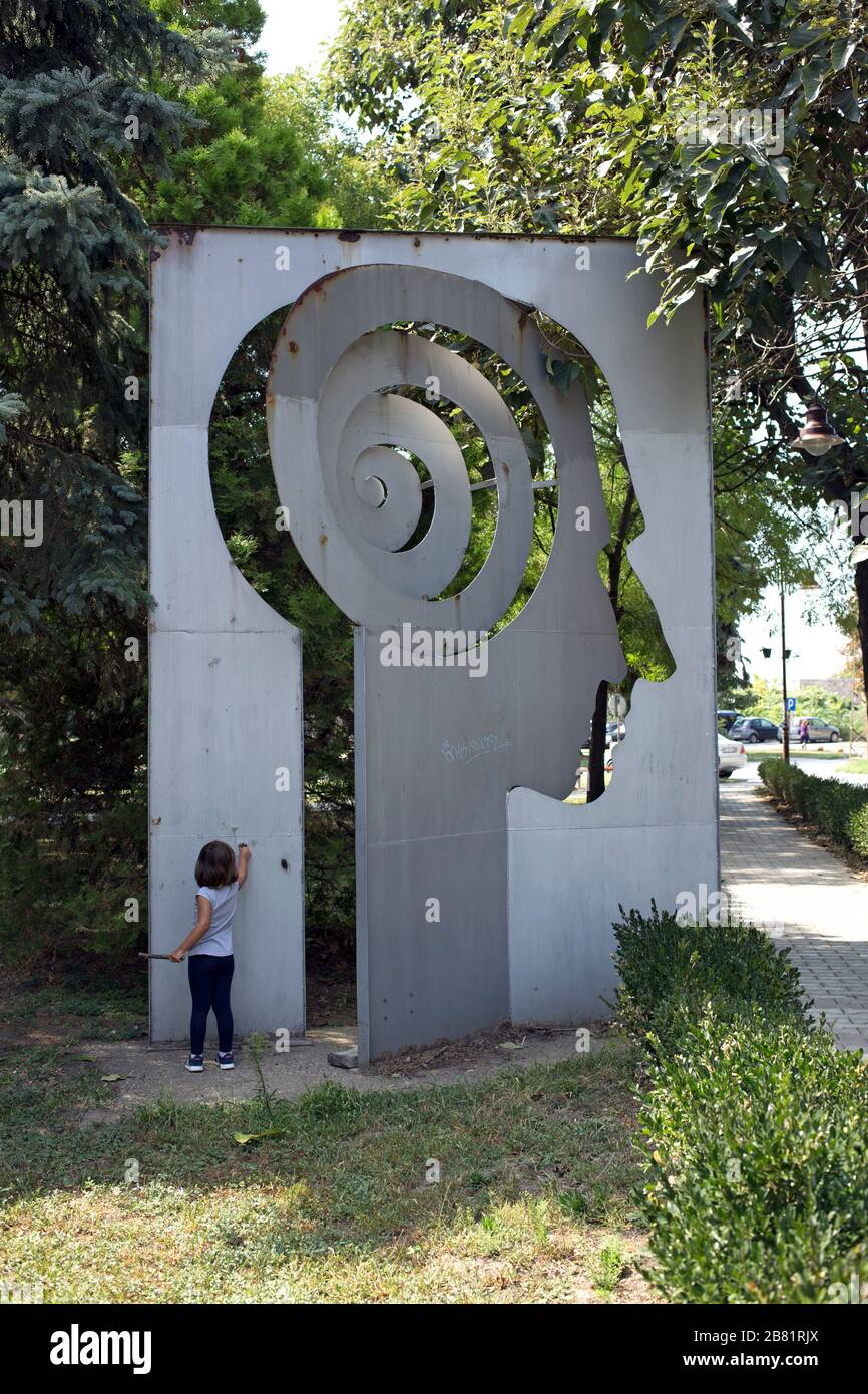 Installazione del profilo facciale nel centro di Kovina, Serbia. Europa orientale. Foto Stock