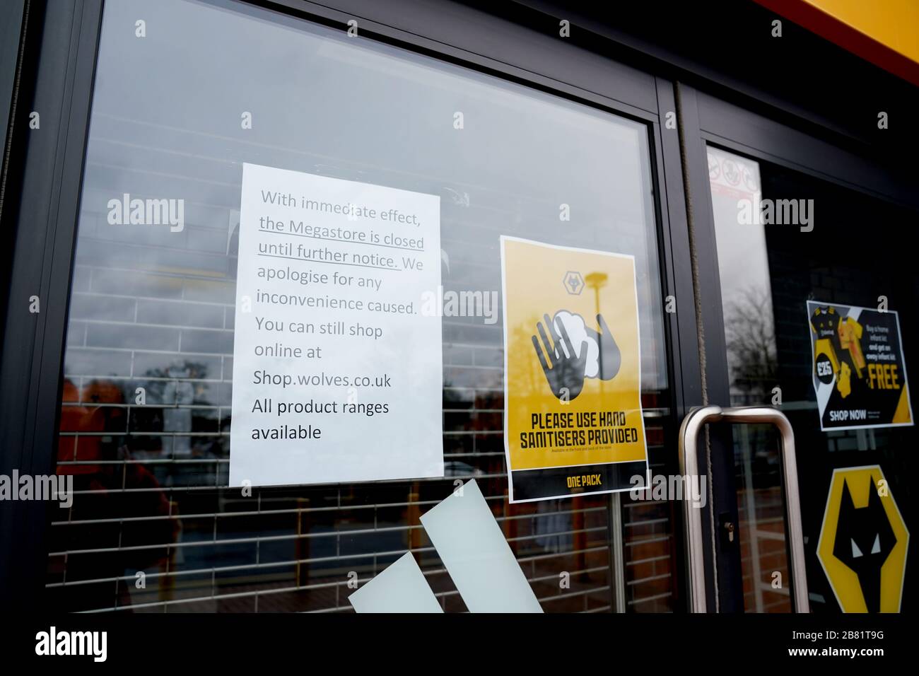 I segnali illustrano la chiusura dello stadio al Molineux Stadium, sede di Wolverhampton Wanderers, dopo che è stato annunciato che il calcio professionistico in Inghilterra non riprenderà prima del 30 aprile a causa della pandemia di coronavirus. Foto Stock