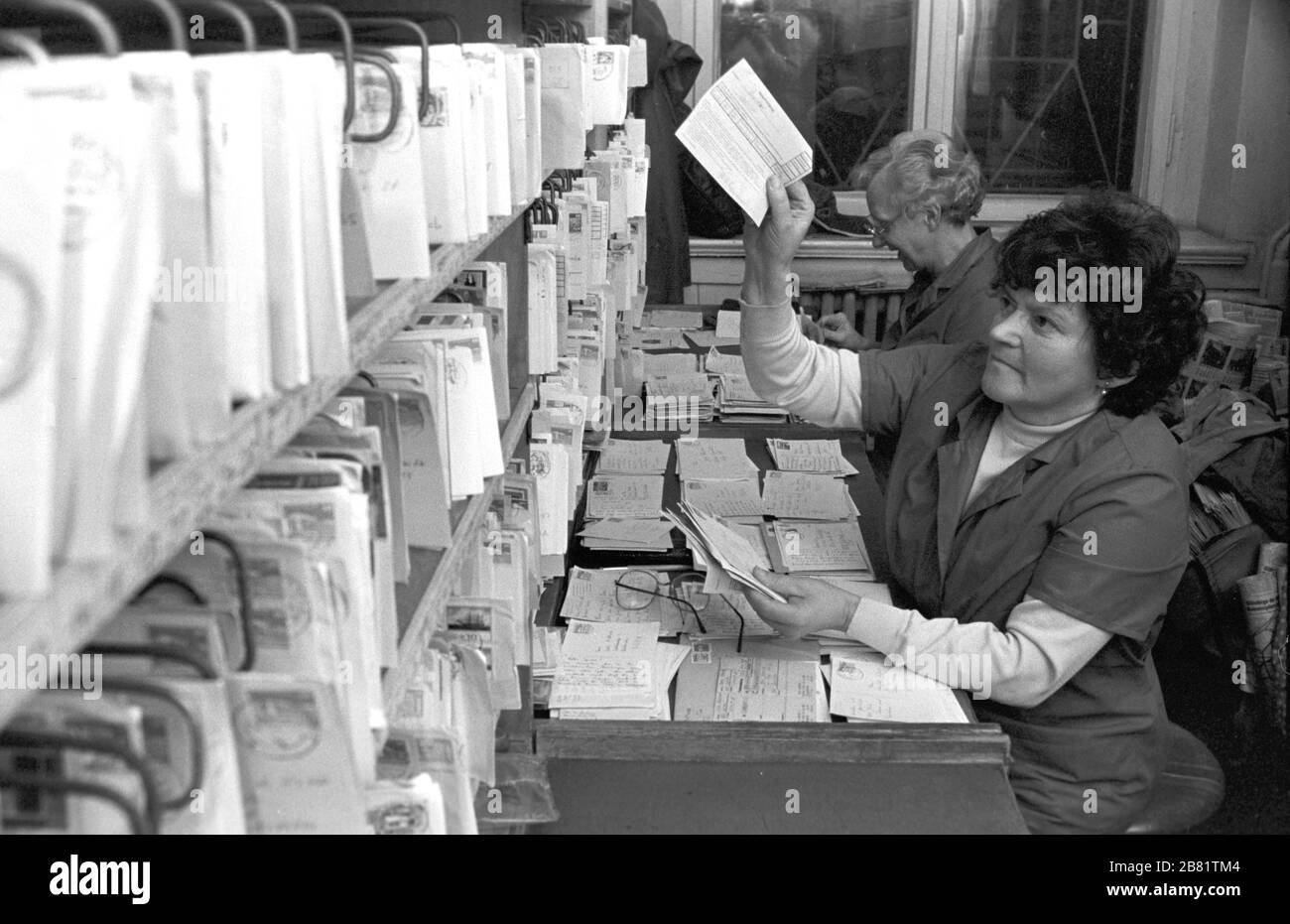 30 novembre 1988, Sassonia, Torgau: Le lettere e le carte sono ordinate da donne in un ufficio postale di Torgau della posta tedesca della RDT nel 1989. Data esatta di registrazione non nota. Foto: Volkmar Heinz/dpa-Zentralbild/ZB Foto Stock