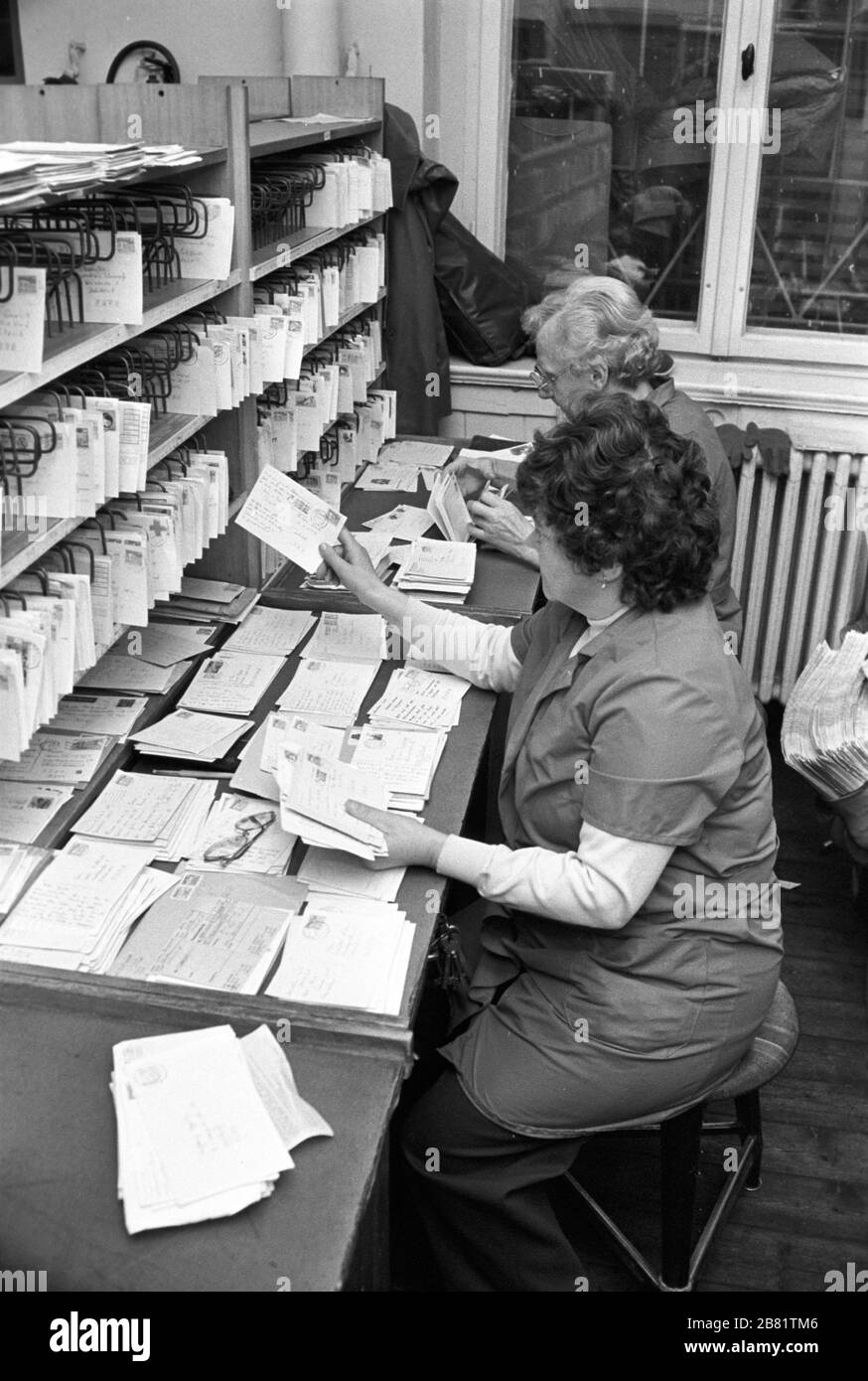 30 novembre 1988, Sassonia, Torgau: Le lettere e le carte sono ordinate da donne in un ufficio postale di Torgau della posta tedesca della RDT nel 1989. Data esatta di registrazione non nota. Foto: Volkmar Heinz/dpa-Zentralbild/ZB Foto Stock
