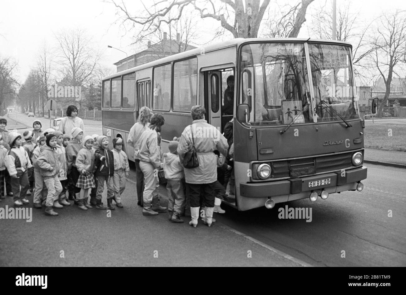 30 novembre 1988, Sassonia, Eilenburg: Un viaggio in autobus (Ikarus) è stato intrapreso a metà del 1989 da bambini di un asilo nido a Eilenburg con i loro insegnanti e madri asilo. Data esatta dell'ammissione non nota. Foto: Volkmar Heinz/dpa-Zentralbild/ZB Foto Stock