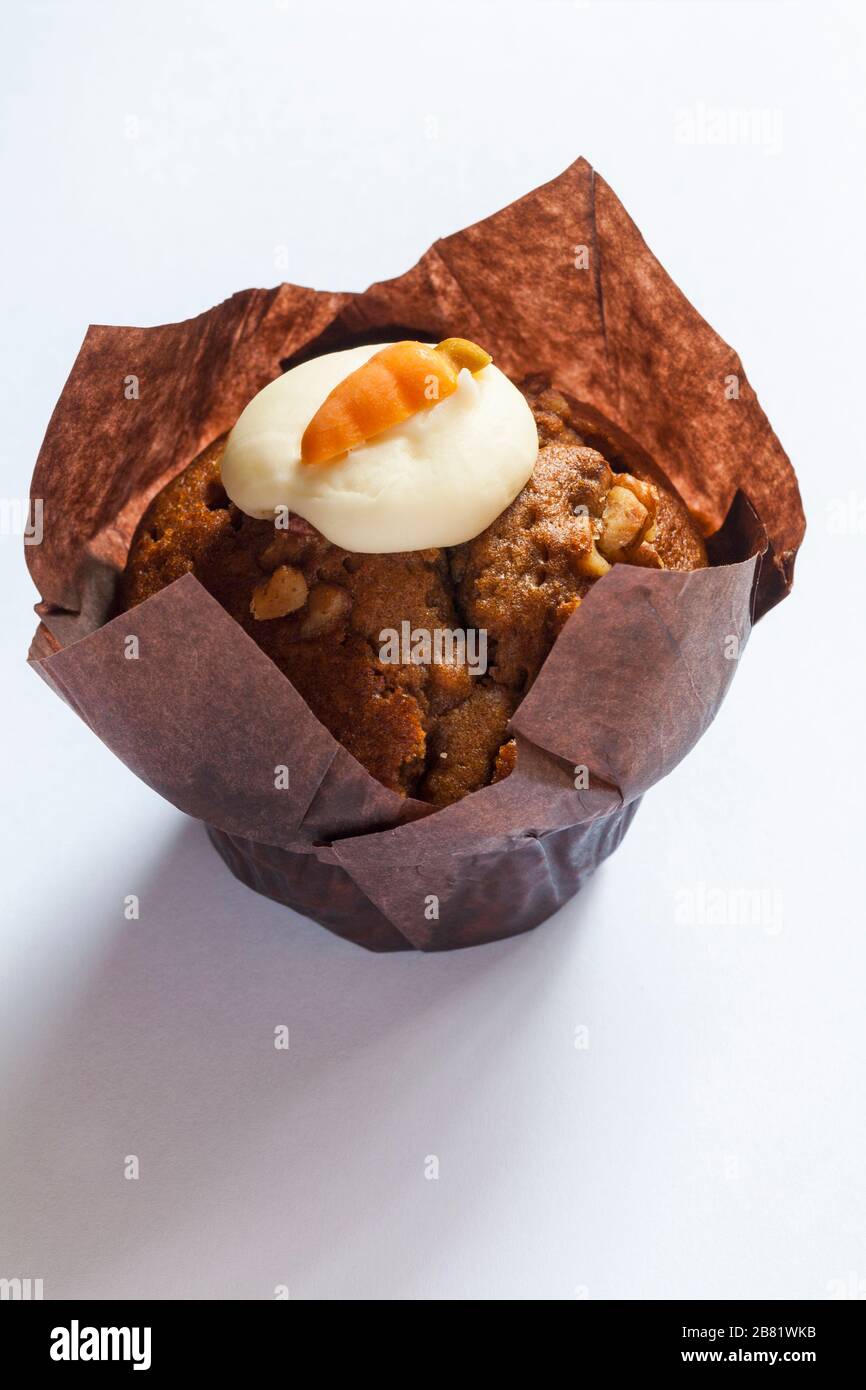 Muffin alla torta di carota freschi da panetteria M&S in negozio isolato su sfondo bianco Foto Stock