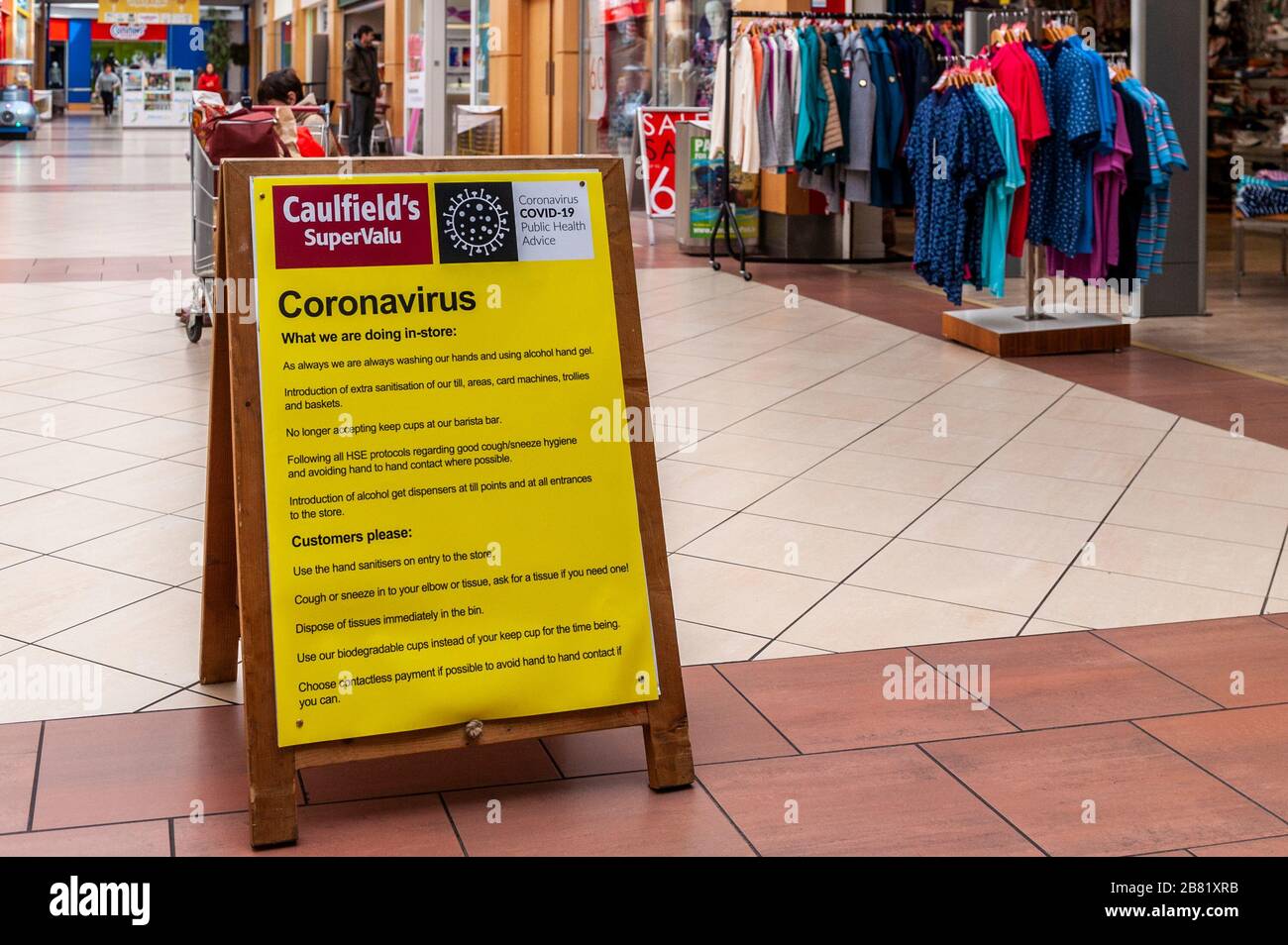 Bandon, West Cork, Irlanda. 19 Mar 2020. Un cartello informativo nel Riverside Shopping Center per il COVID-19 come da linee guida governative. Molti negozi a Bandon sono stati chiusi oggi, ma molti acquirenti si sono riforniti di merci. Credit: AG News/Alamy Live News Foto Stock
