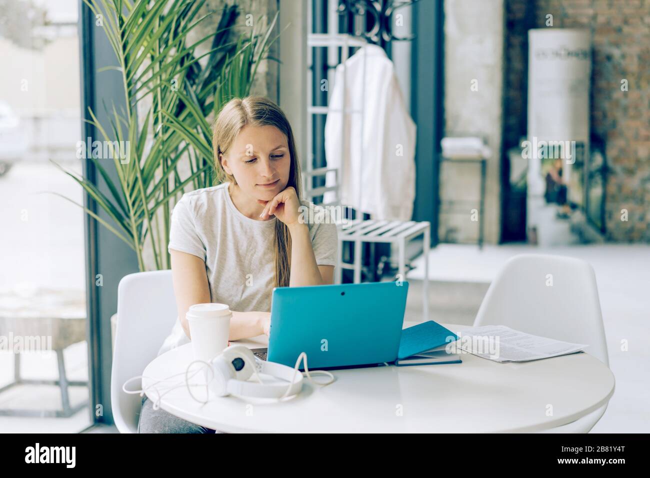 ragazza legge le notizie sociali in un notebook Foto Stock