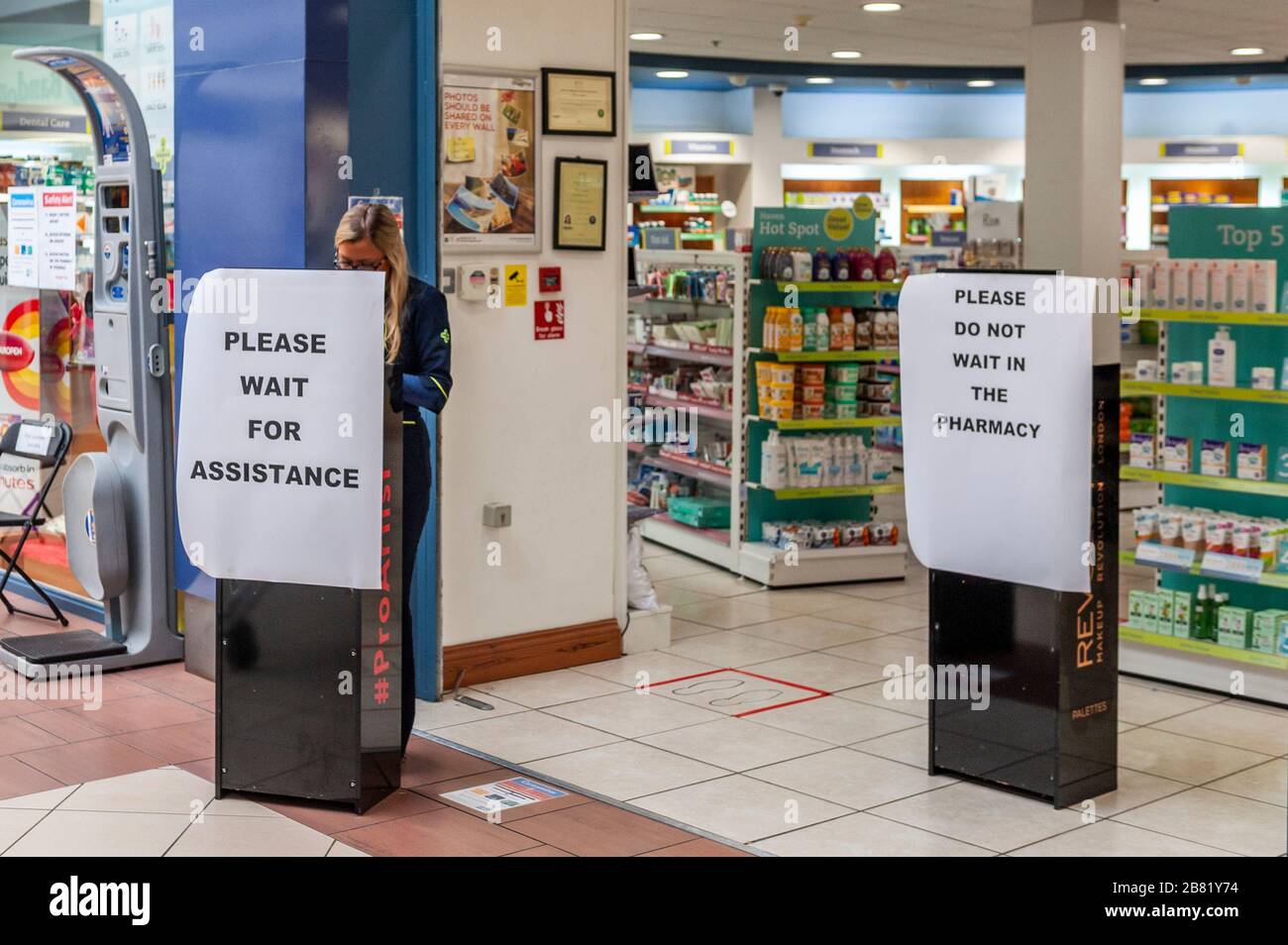 Bandon, West Cork, Irlanda. 19 Mar 2020. Una farmacia situata nel Riverside Shopping Center prende misure drastiche grazie al COVID-19. Molti negozi a Bandon sono stati chiusi oggi, ma molti acquirenti si sono riforniti di merci. Credit: Andy Gibson/Alamy Live News Foto Stock