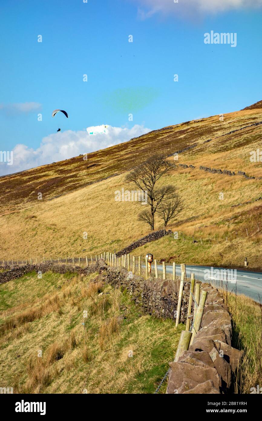 La gente deltaplano sulle colline ondulate dell'English Peak District al confine tra Cheshire e Derbyshire vicino a Macclesfield Inghilterra Foto Stock