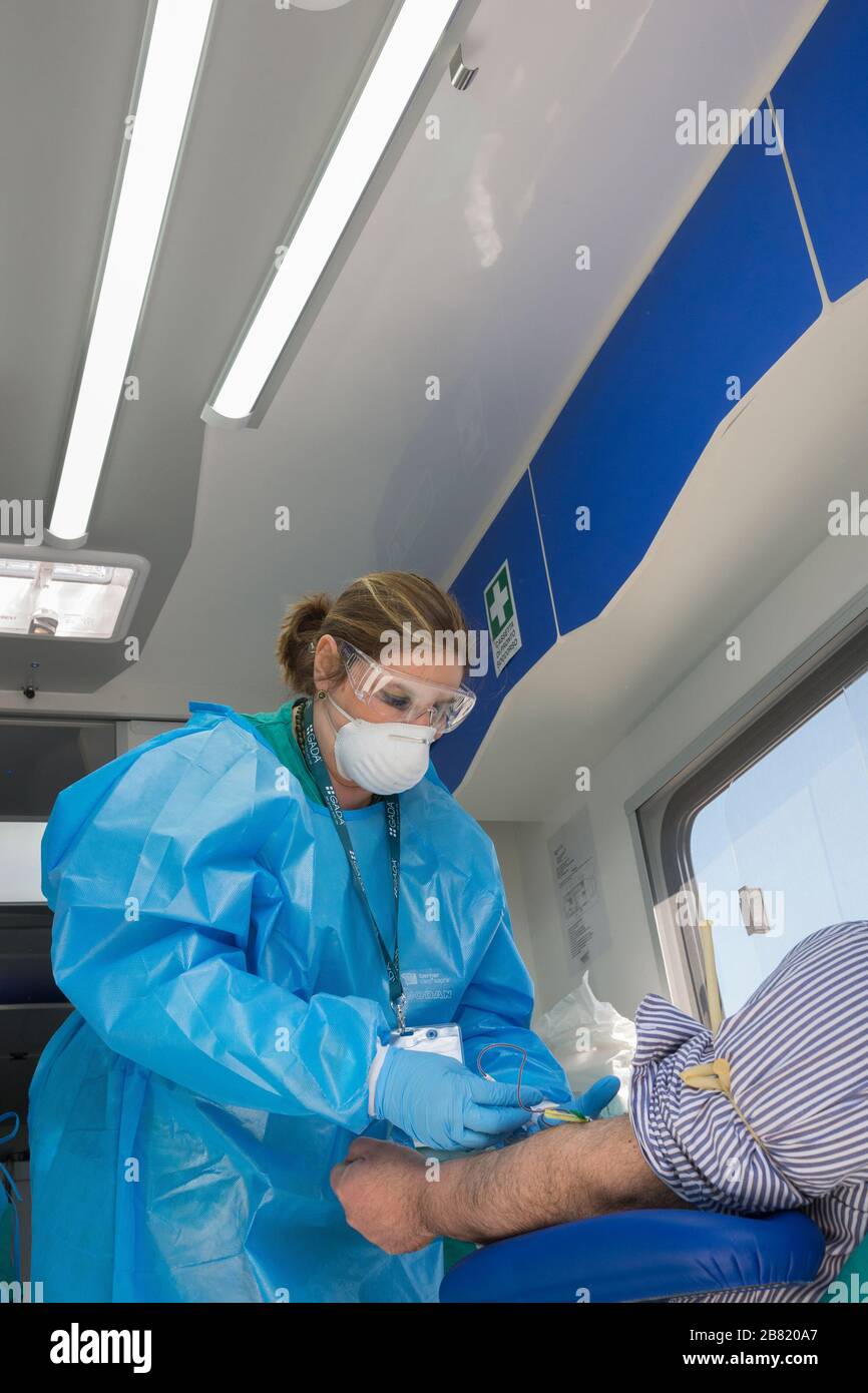 Campobasso,Regione Molise,Italia:un infermiere preleva il sangue di un donatore in un camper Avis al di fuori dell'ospedale Cardarelli di Campobasso, preparato per il cor Foto Stock