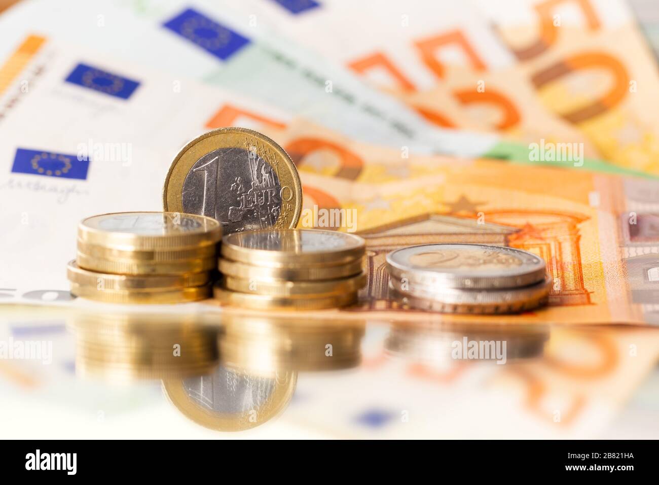 Pila di monete in euro su banconote in euro, 1 moneta in euro a vista, per gli sfondi. Germania Foto Stock