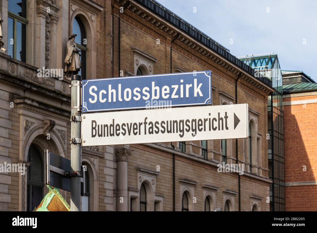 Direzione lettere di segno a Schlossbezirk e Bundesverfassungsgericht, BGH, engl. Corte federale di giustizia della Germania Foto Stock