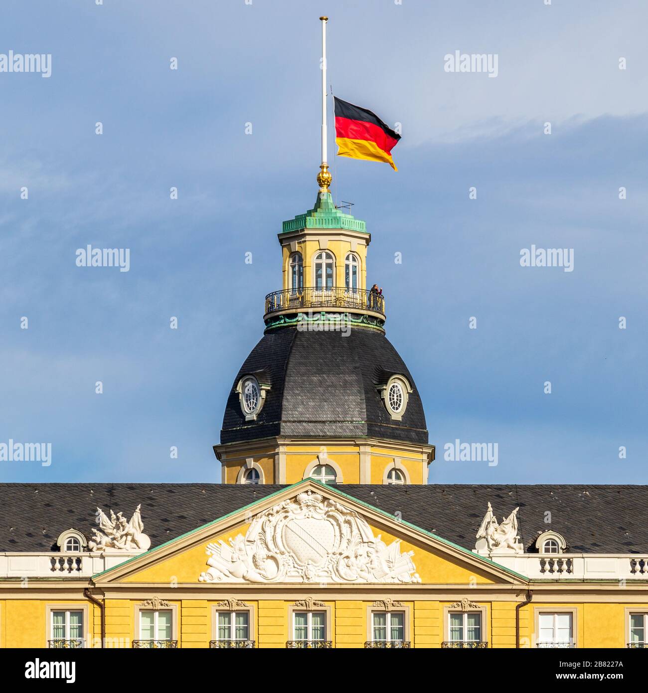 Bandiera tedesca a Halfmast, auf Halbmast, sulla cima del Castello di Karlsruhe. A Karlsruhe, Baden-Württemberg, Germania Foto Stock