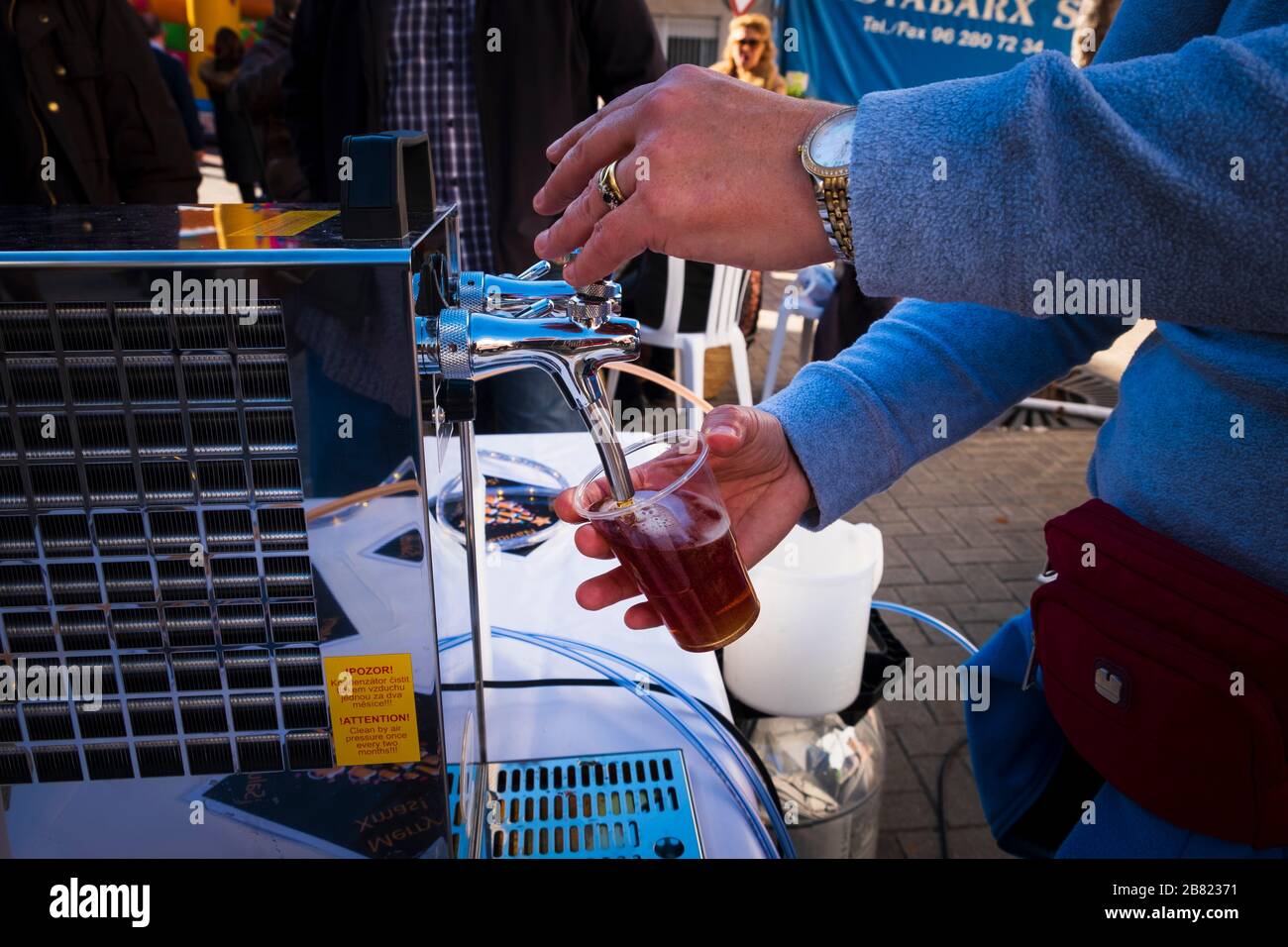 Birrificio da micro birrificio artigianale che promuove la sua birra in un villaggio mercato spagnolo Foto Stock