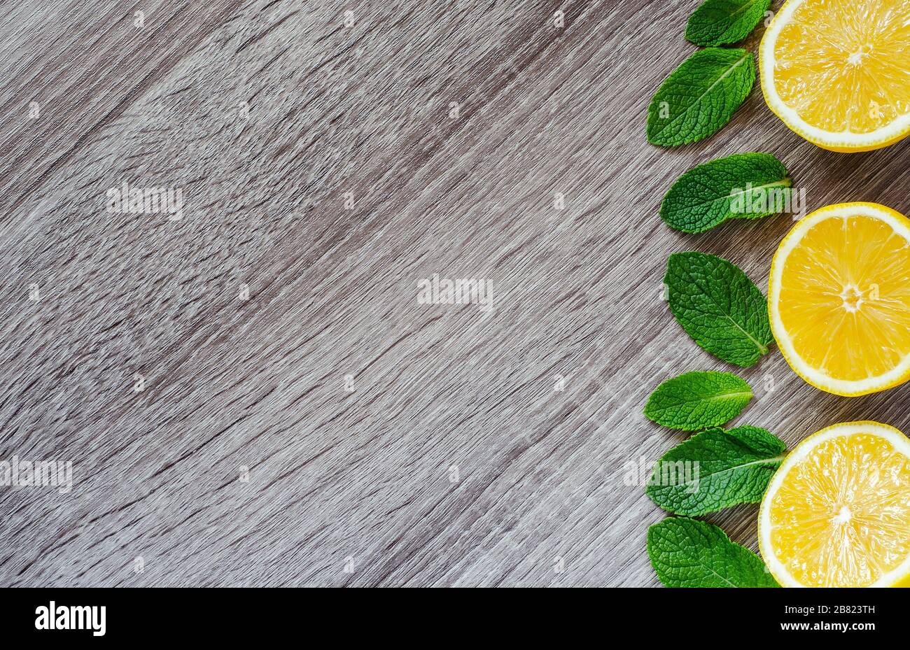 Tagliare i limoni e le foglie di menta Foto Stock