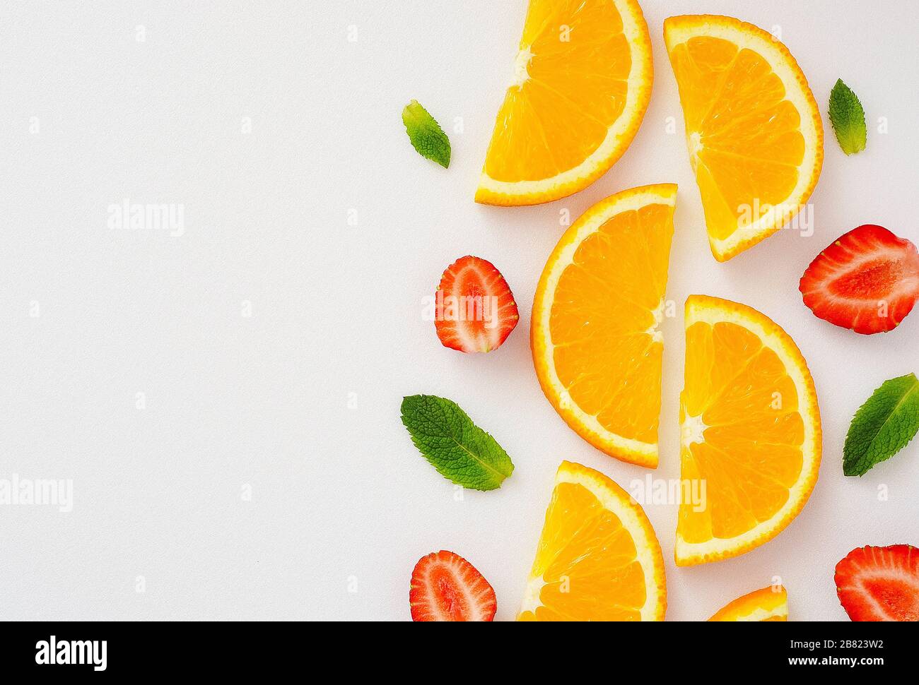 tagliare le foglie di arancia, fragola e menta su sfondo bianco 11 Foto Stock