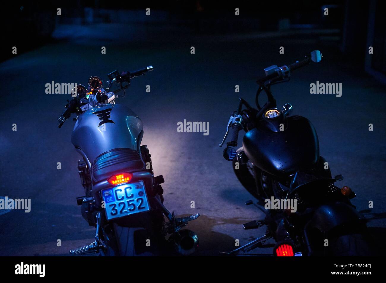 Tbilisi, Georgia 19 luglio 2019 Moto Yamaha DragStar e Suzuki Bandit costruite su misura Foto Stock