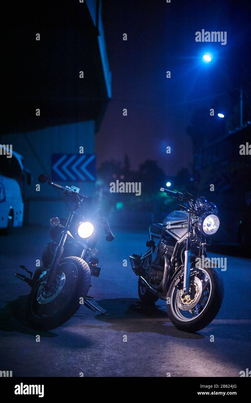 Tbilisi, Georgia 19 luglio 2019 Moto Yamaha DragStar e Suzuki Bandit costruite su misura Foto Stock