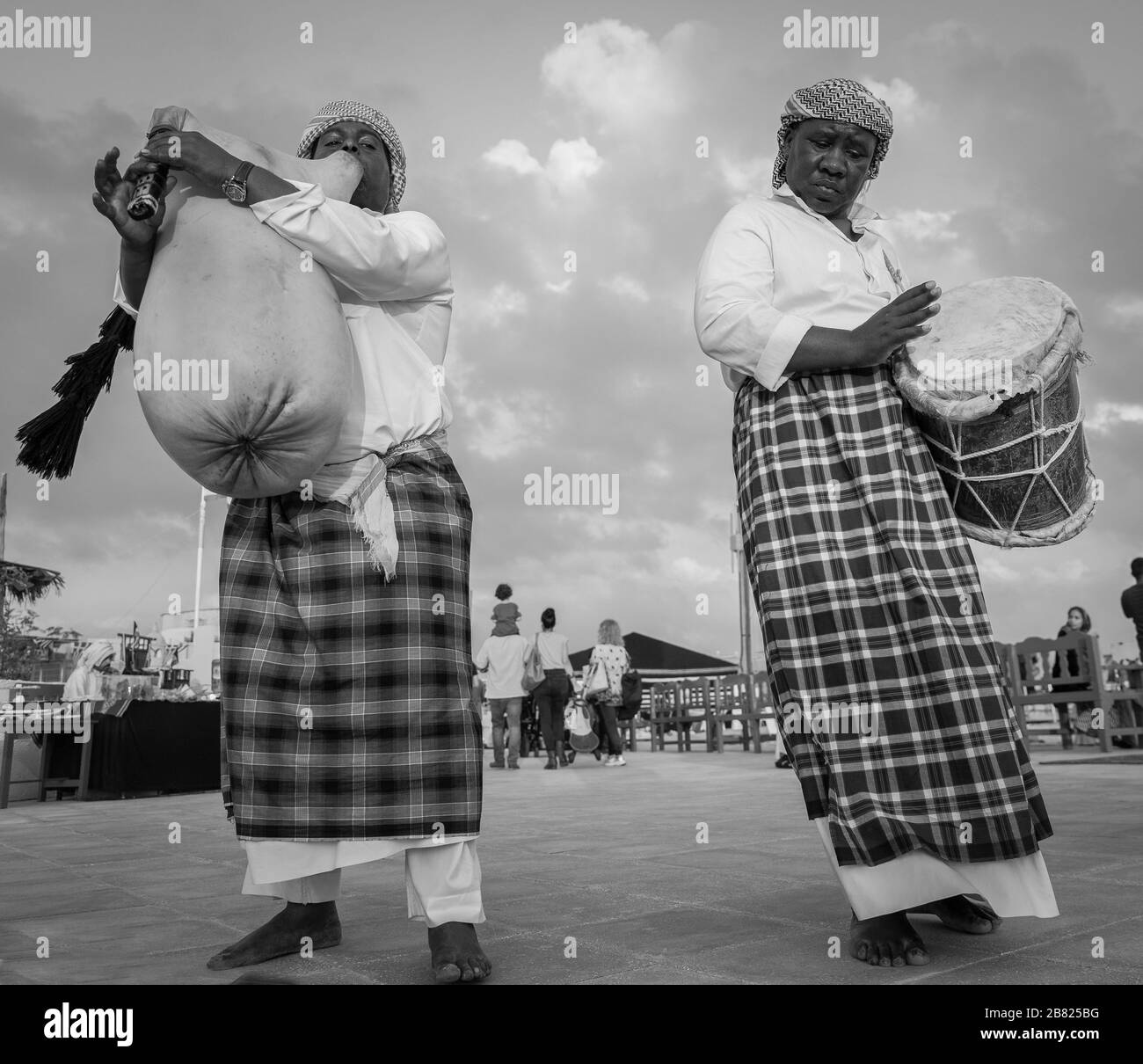 Kuwait danza folcloristica tradizionale (Ardah dance) nel villaggio culturale di Katara, Doha Qatar. Immagine in bianco e nero Foto Stock