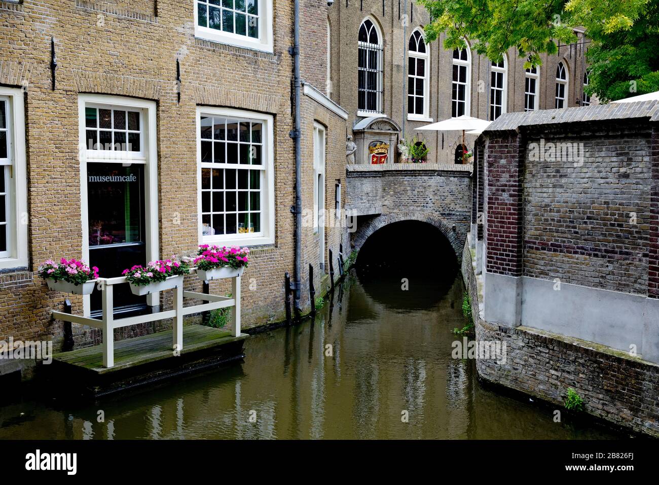 Vie d'acqua nel centro medievale di Gouda, Paesi Bassi Foto Stock