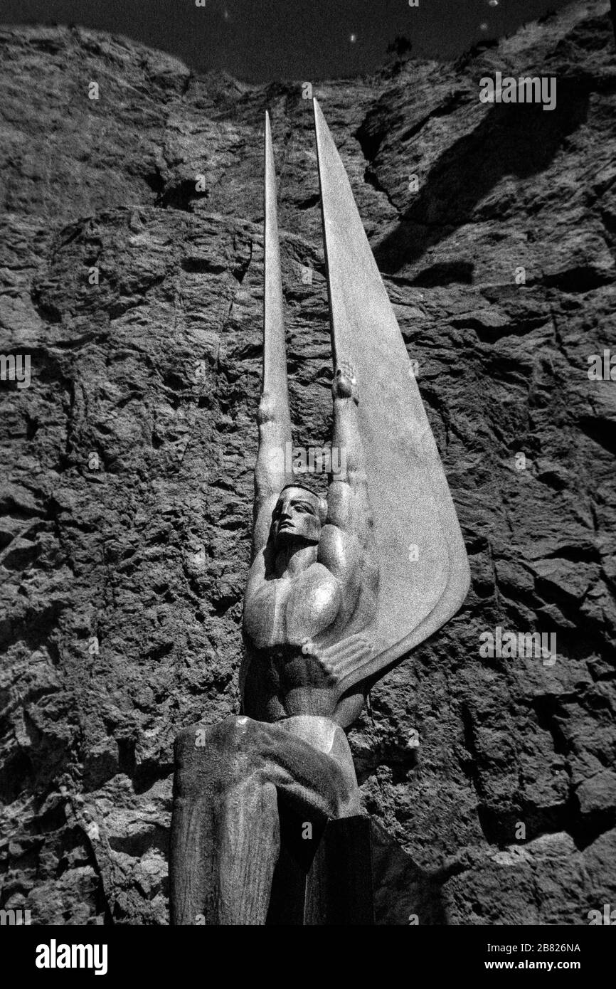 Una statua in ottone alato con influenza Art Deco si erge davanti alla diga di Hoover a Boulder City, Nevada. La figura è stata creata dallo scultore Oskar J. W. Foto Stock