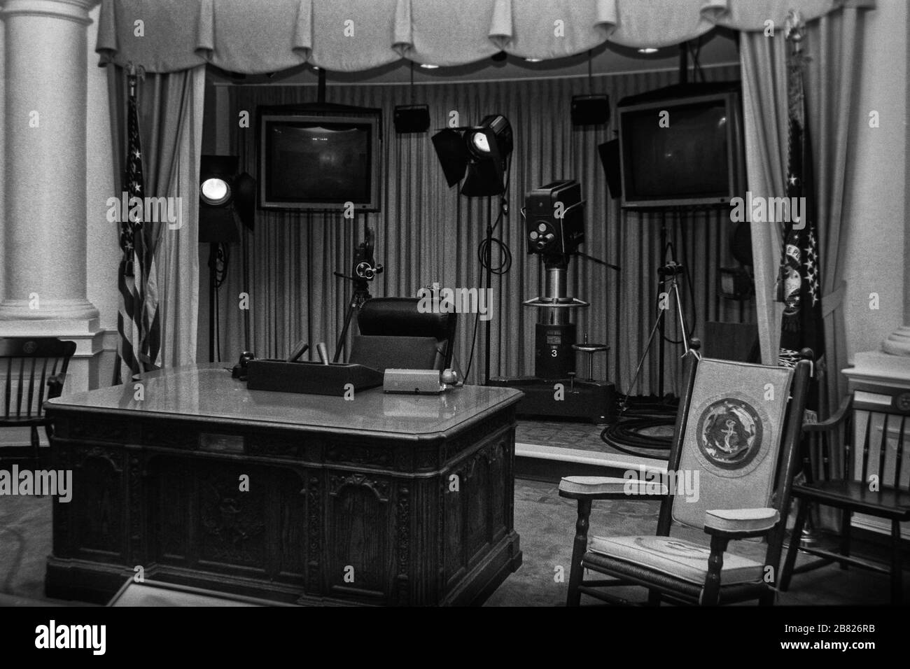 La mostra del Presidente John F. Kennedy presso la JFK Library di Boston, Massachusetts. Il set contiene la scrivania e la sedia a dondolo di JFK. Foto Stock