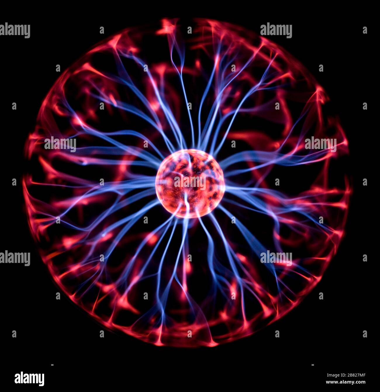 Lampada da decorazione a forma di sfera al plasma con elettrodi rossi e blu  su sfondo nero. Moderni e inusuali tipi di illuminazione Foto stock - Alamy