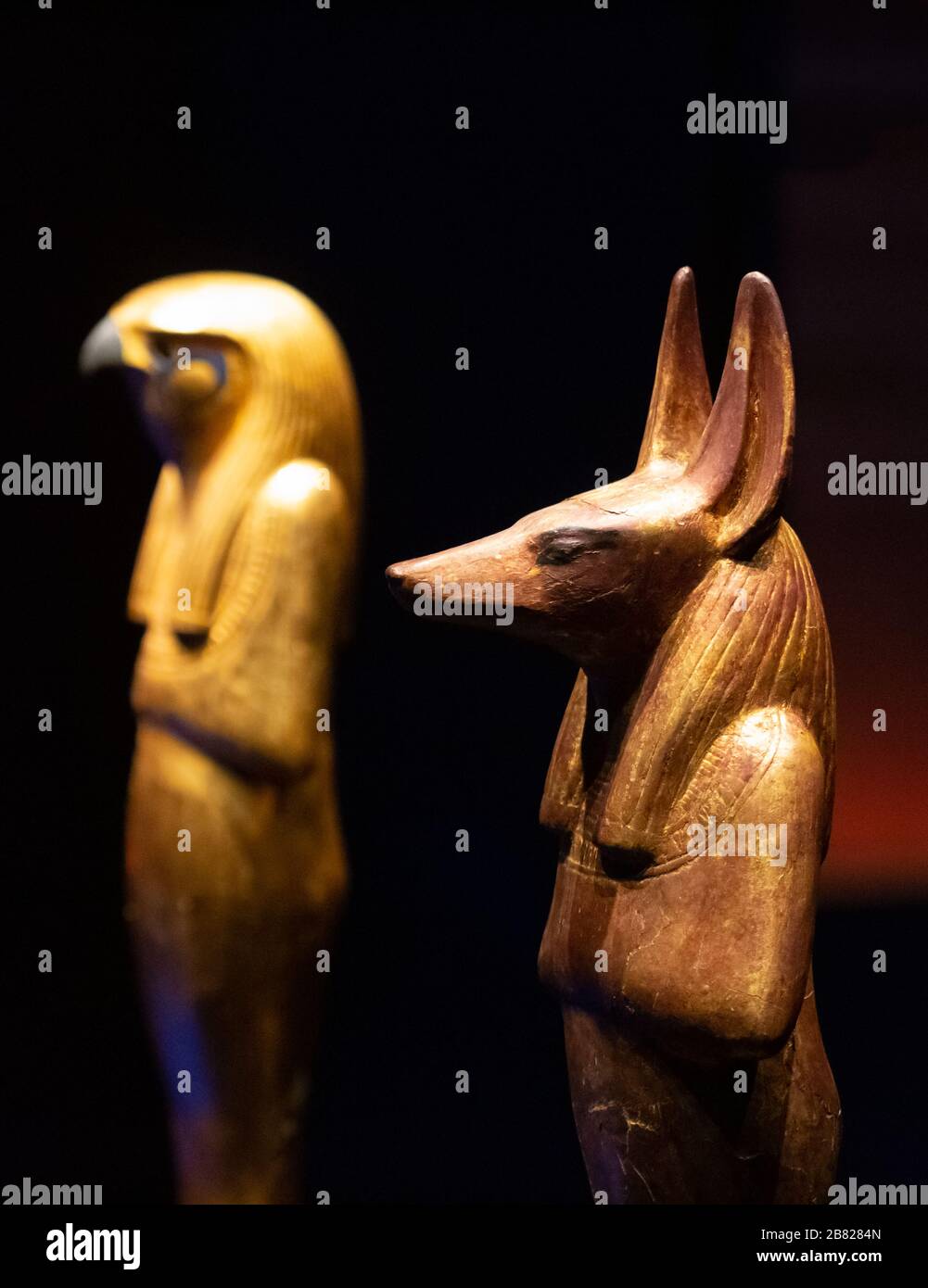 Tesoro della tomba di Tutankhamun - piccola statua di Erwer (Horus il Vecchio) e Duamutef, uno dei figli di Horus, figure dorate dell'Antico Egitto Foto Stock