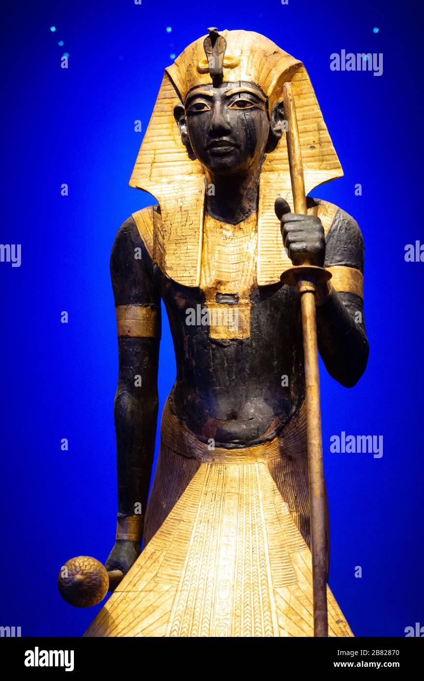 Statua di Tutankhamun dalla tomba del faraone - statua di Guardiano in legno del Ka del Re, con la tela di testa di Nemes; antico tesoro egiziano Foto Stock