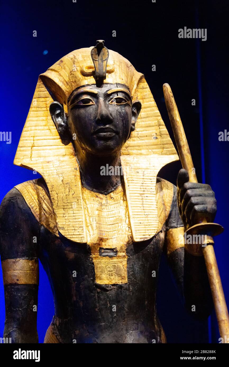 Statua di Tutankhamun dalla tomba del faraone - statua di Guardiano in legno del Ka del Re, con la tela di testa di Nemes; antico tesoro egiziano Foto Stock