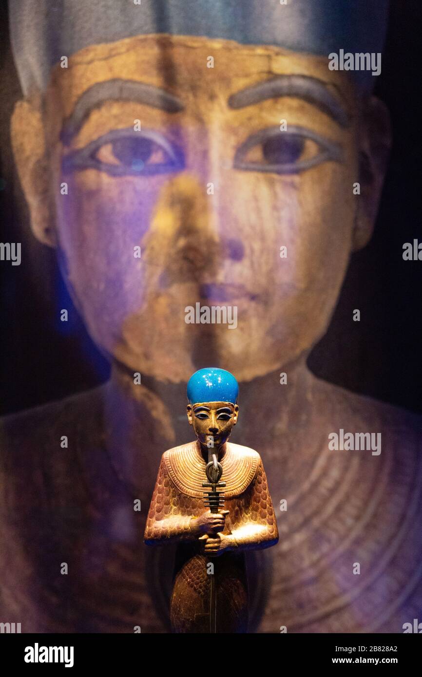 Tesoro della tomba di Tutankhamun, figura in legno dorato del Dio creatore Ptah, esposizione di Tutankhamun, galleria di Saatchi Londra Regno Unito Foto Stock