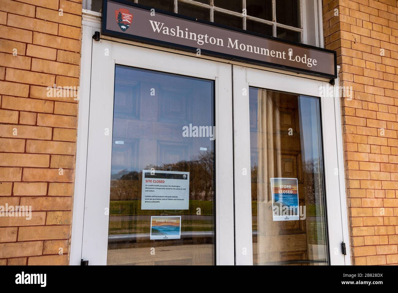 Il Washington Monument si è chiuso a causa delle distanze sociali dalla Pandemia COVID-19. Foto Stock