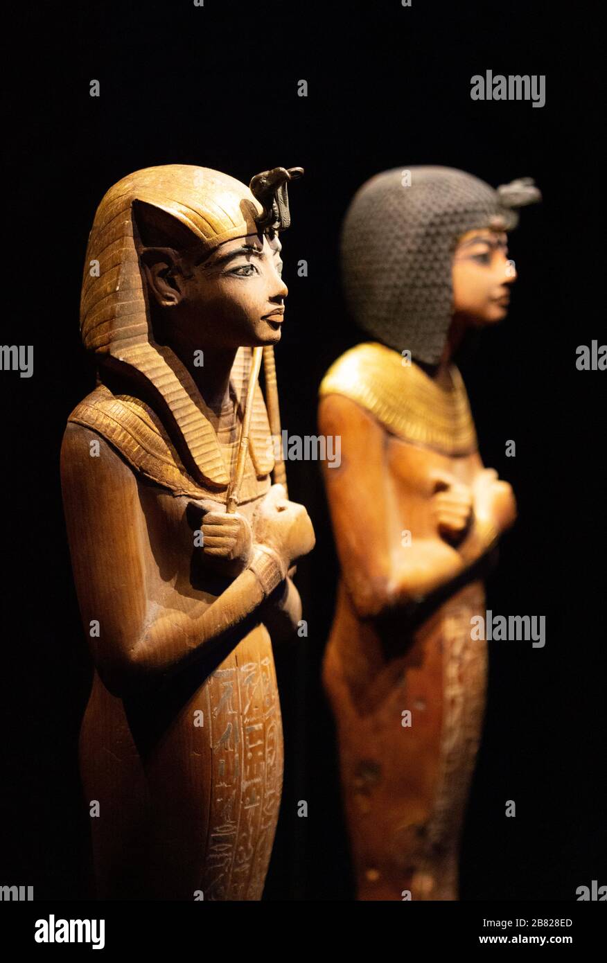 Tesori della tomba di Tutankhamun; shabbis di legno dipinto, o figurine che indossano l'headdress di Nemes e il wig nubiano, dall'antico Egitto Foto Stock