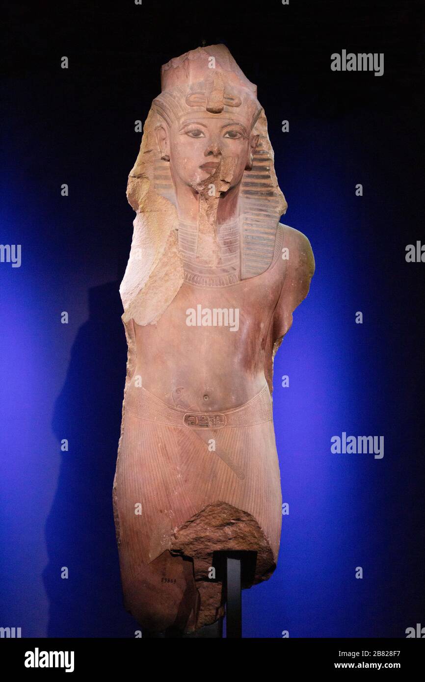 Statua di Tutankhamun; colossale statua di Quartzite dall'ingresso alla tomba di Tutankhamuns, antico Egitto Foto Stock