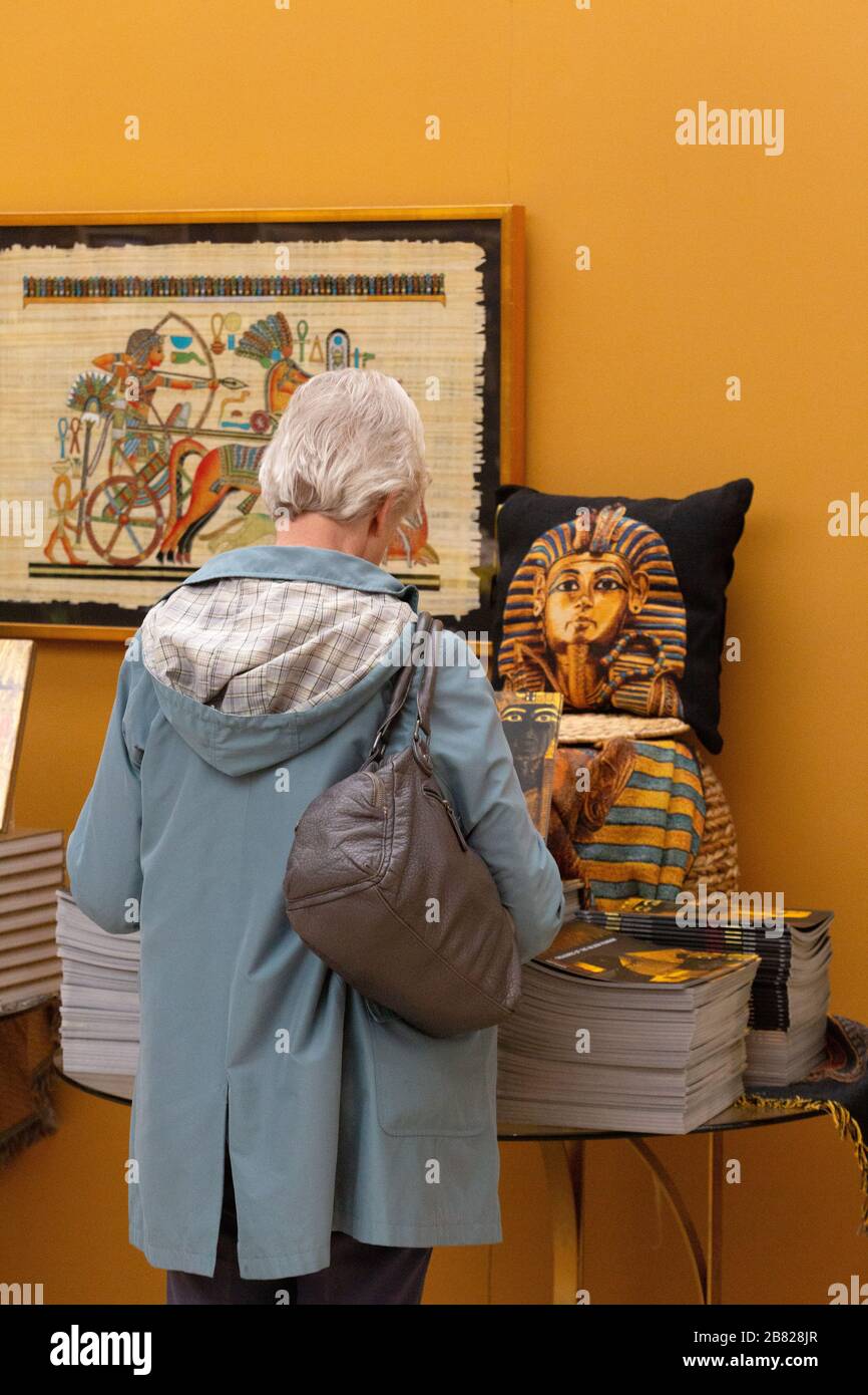 Saatchi Gallery Tutankhamun Exhibition - clienti che acquistano nel negozio di articoli da regalo; Saatchi Gallery, Sloane Square London UK Foto Stock