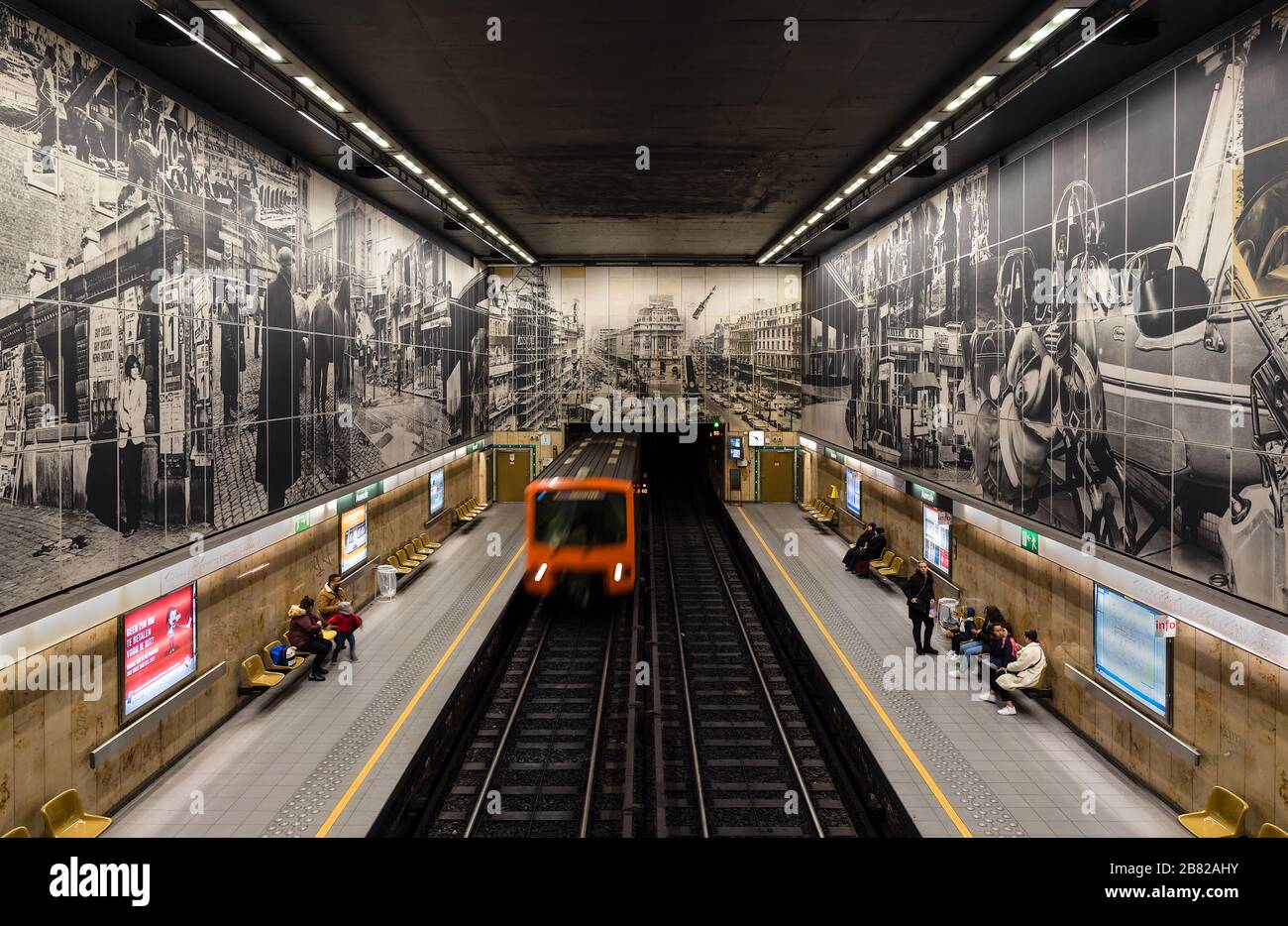 Anderslecht, Bruxelles capitale Regione / Belgio - 02 28 2020: La metropolitana di Aumale con le vie ferroviarie e le piattaforme Foto Stock