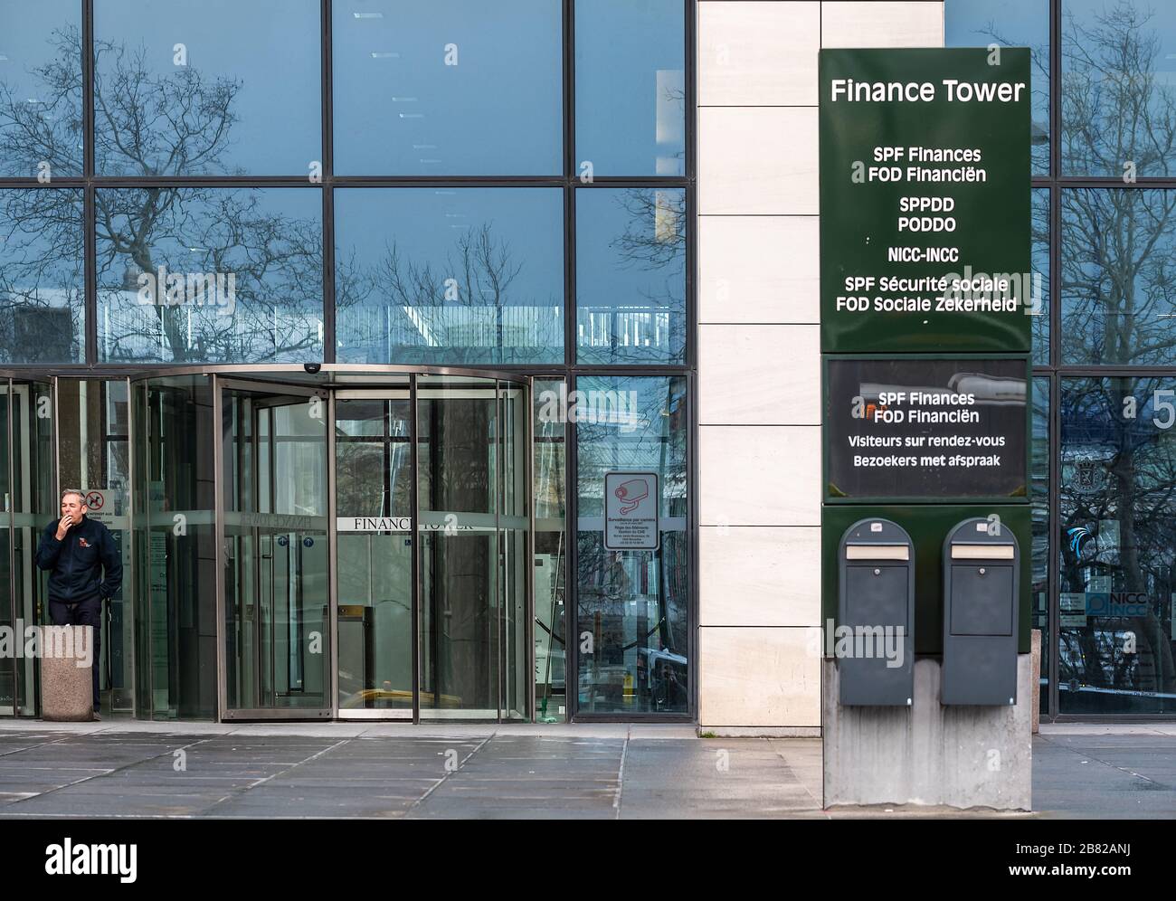 Saint-Josse, capitale della Regione / Belgio - 03 07 2020: Segno verso la Torre delle Finanze dell'amministrazione federale e paga gli enti Foto Stock