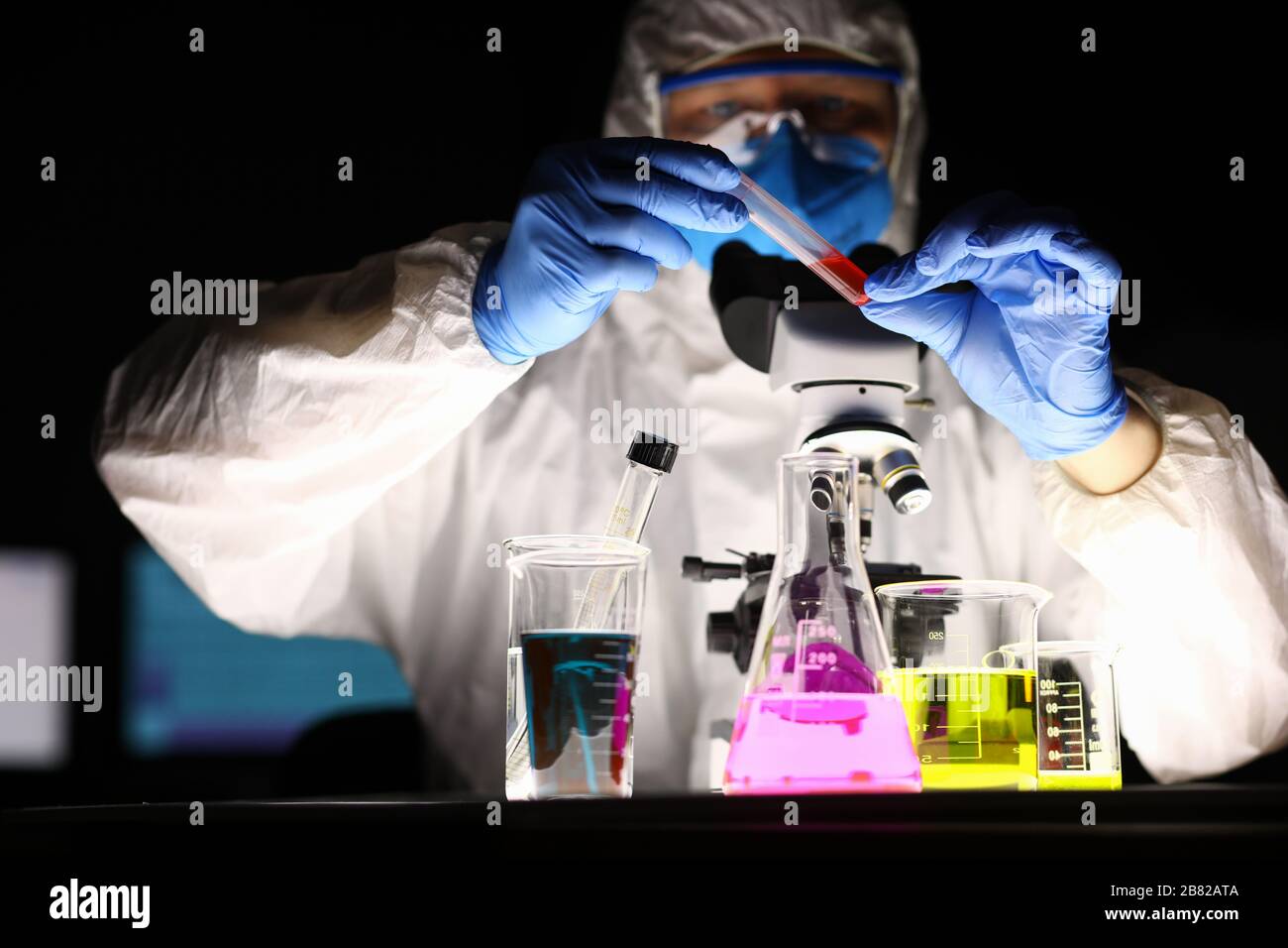 Laboratorio chimico, l'uomo conduce un esperimento Foto Stock
