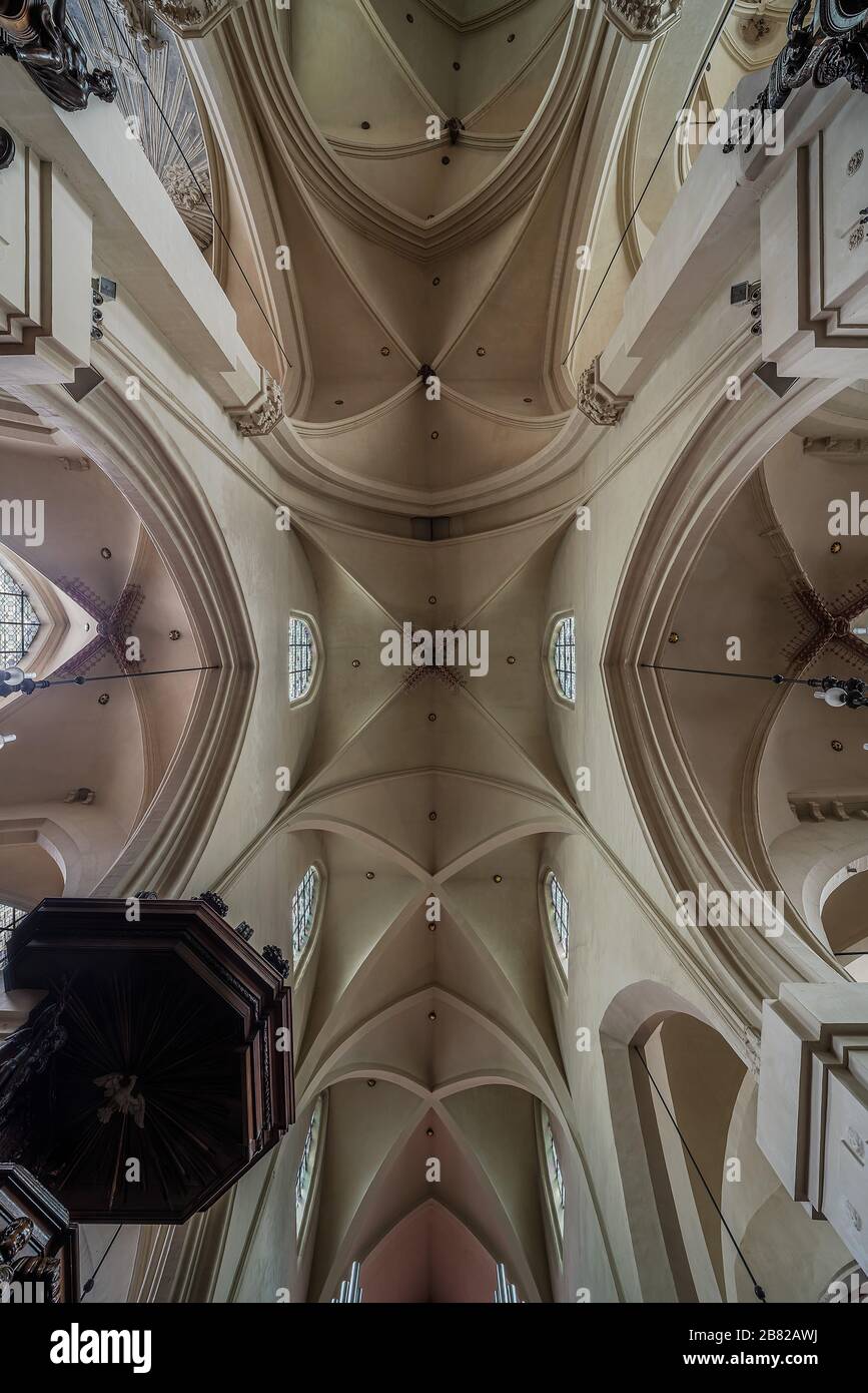 Soffitto simmetrico della chiesa cattolica di san Nicola de la Bourse Foto Stock