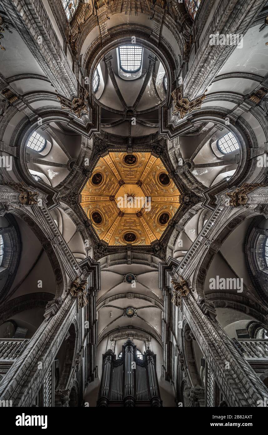 Il soffitto della chiesa della dame du bon secours nel centro storico di Bruxelles, in stile barocco Foto Stock