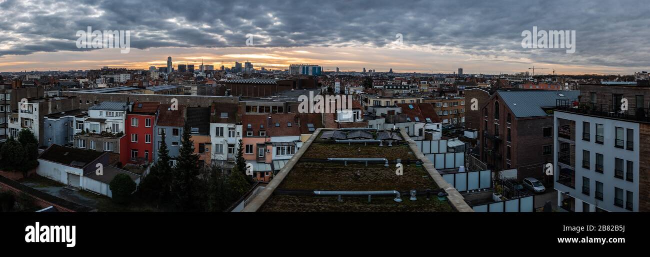 Jette, Brussels Capital Region/ Belgium - 01 24 2020: Vista panoramica molto ampia sullo skyline di Bruxelles Nord, Ovest e Centro durante l'alba Foto Stock