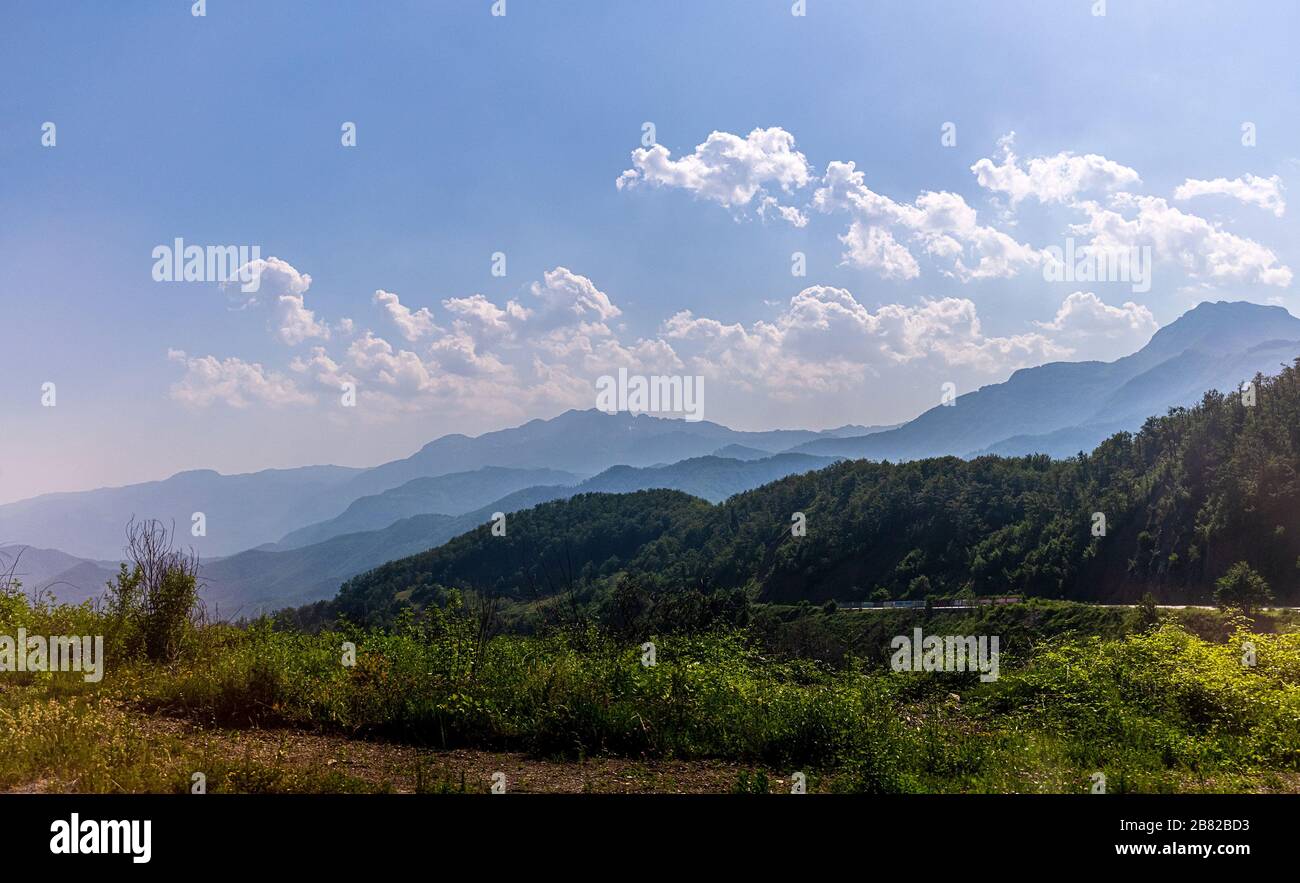 Bellissimo paesaggio montano in estate in Montenegro Foto Stock