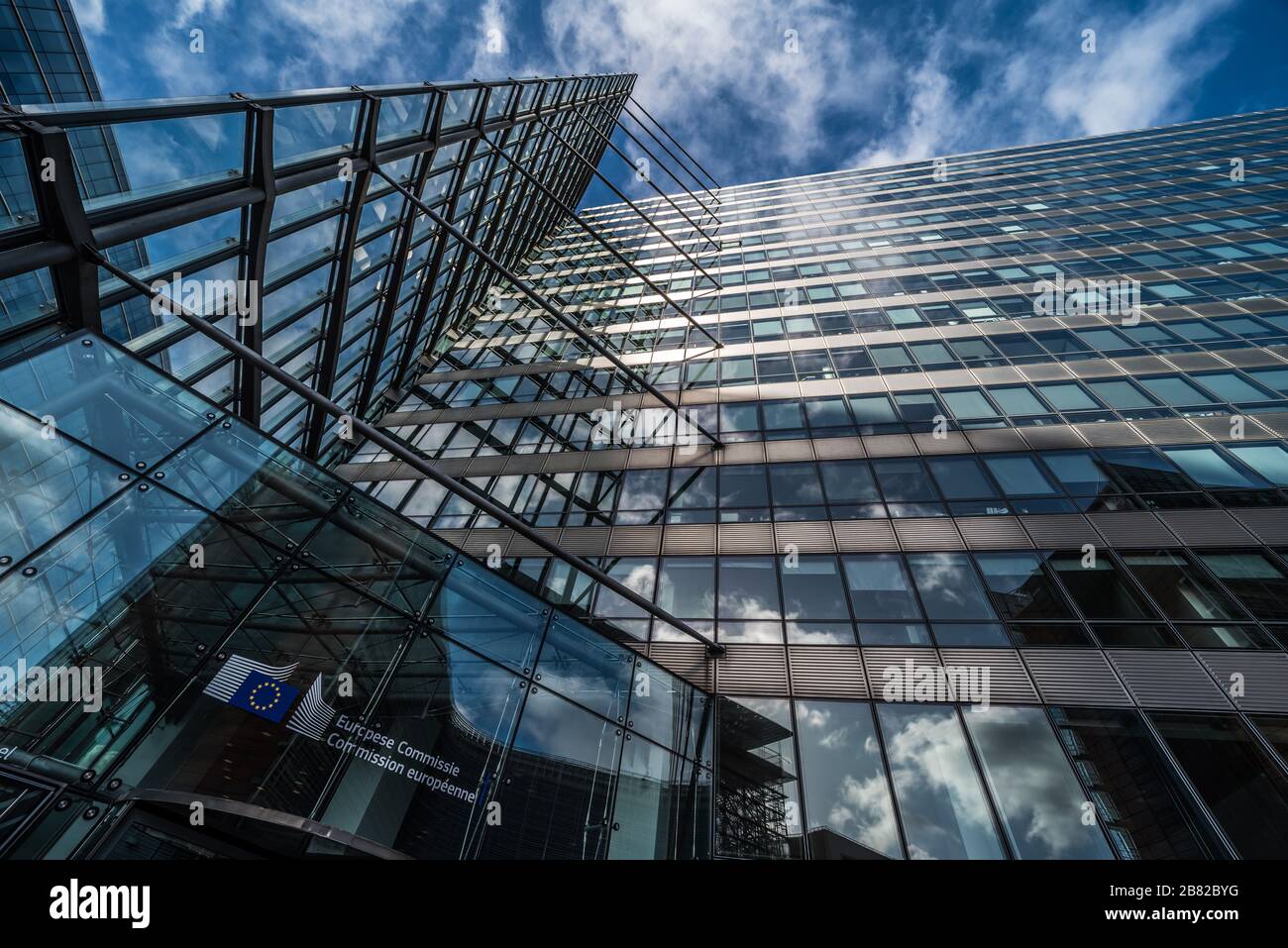 Distretto europeo di Bruxelles, capitale della regione di Bruxelles / Belgio - 02 17 2020: Vista a basso angolo dell'ingresso contemporaneo del personale di un edificio dell'UE Foto Stock