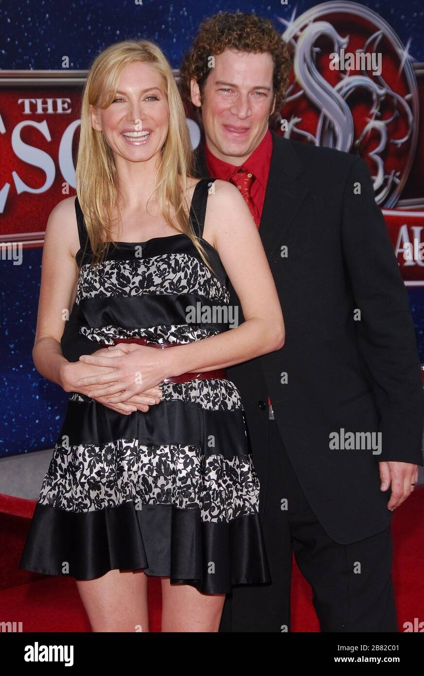 Elizabeth Mitchell e il marito Chris Soldevilla al World Premiere di 'The Santa Clause 3: The Escape Clause' tenuto al Teatro El Capitan di Hollywood, California. La manifestazione si è svolta domenica 29 ottobre 2006. Foto di: SBM / PictureLux - riferimento file 33984-9036SBMPLX Foto Stock