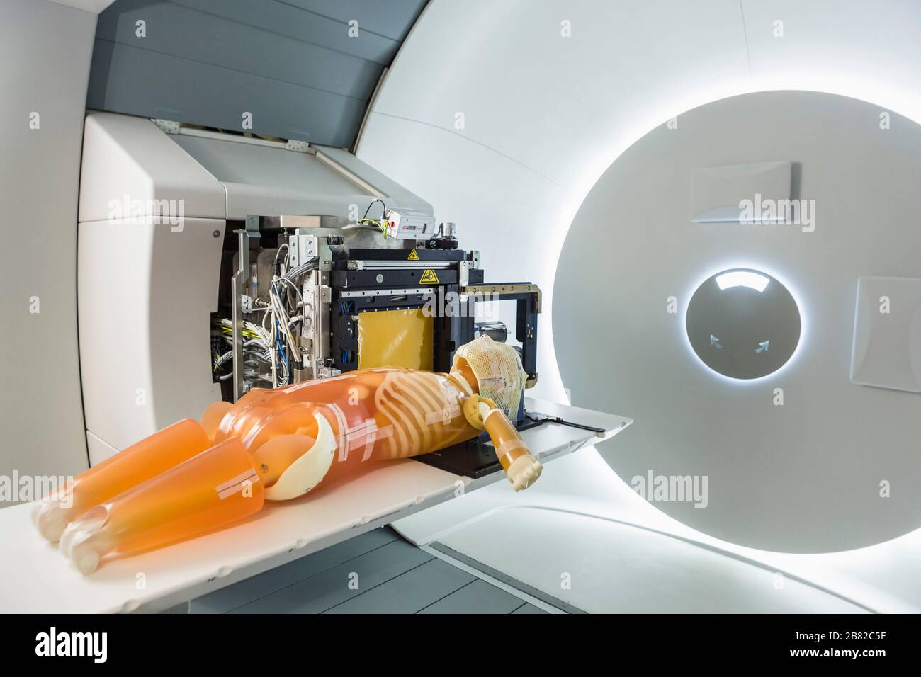 Test fittizio in una sala di trattamento con radioterapia con fascio protonico in ospedale. Uppsala, Svezia. Foto Stock