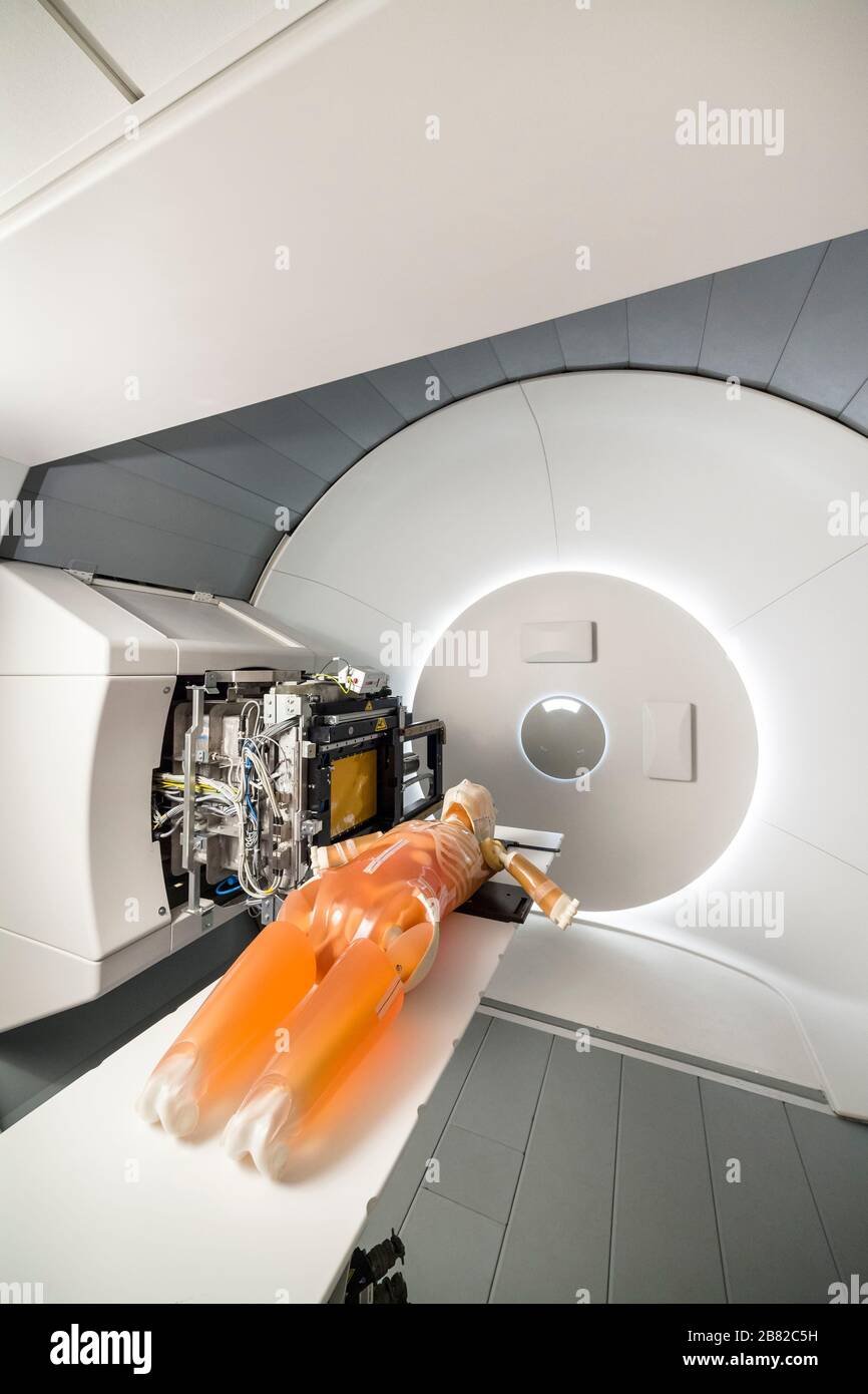 Test fittizio in una sala di trattamento con radioterapia con fascio protonico in ospedale. Uppsala, Svezia. Foto Stock